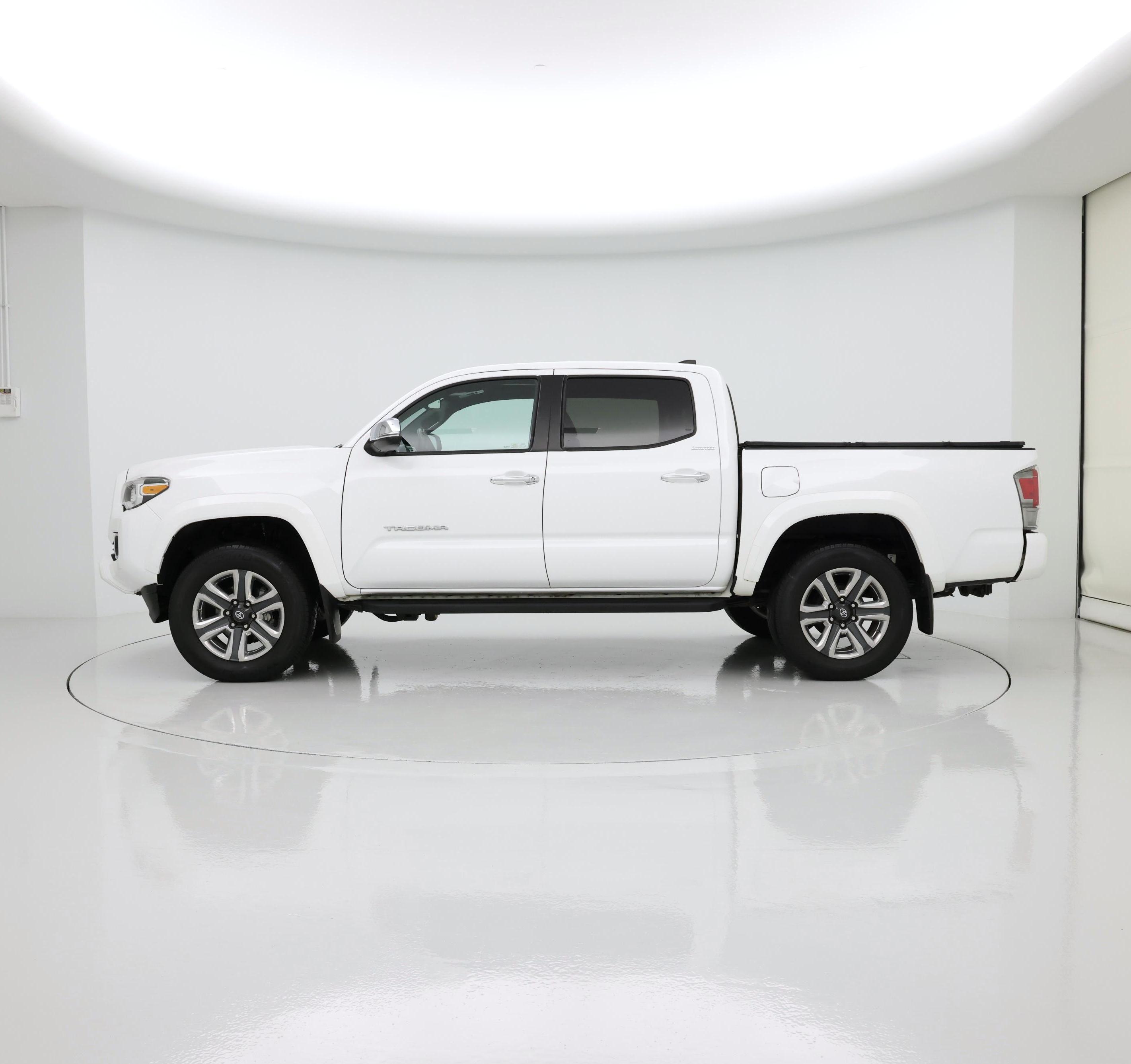 Thumbnail: 2018 Toyota Tacoma - 3