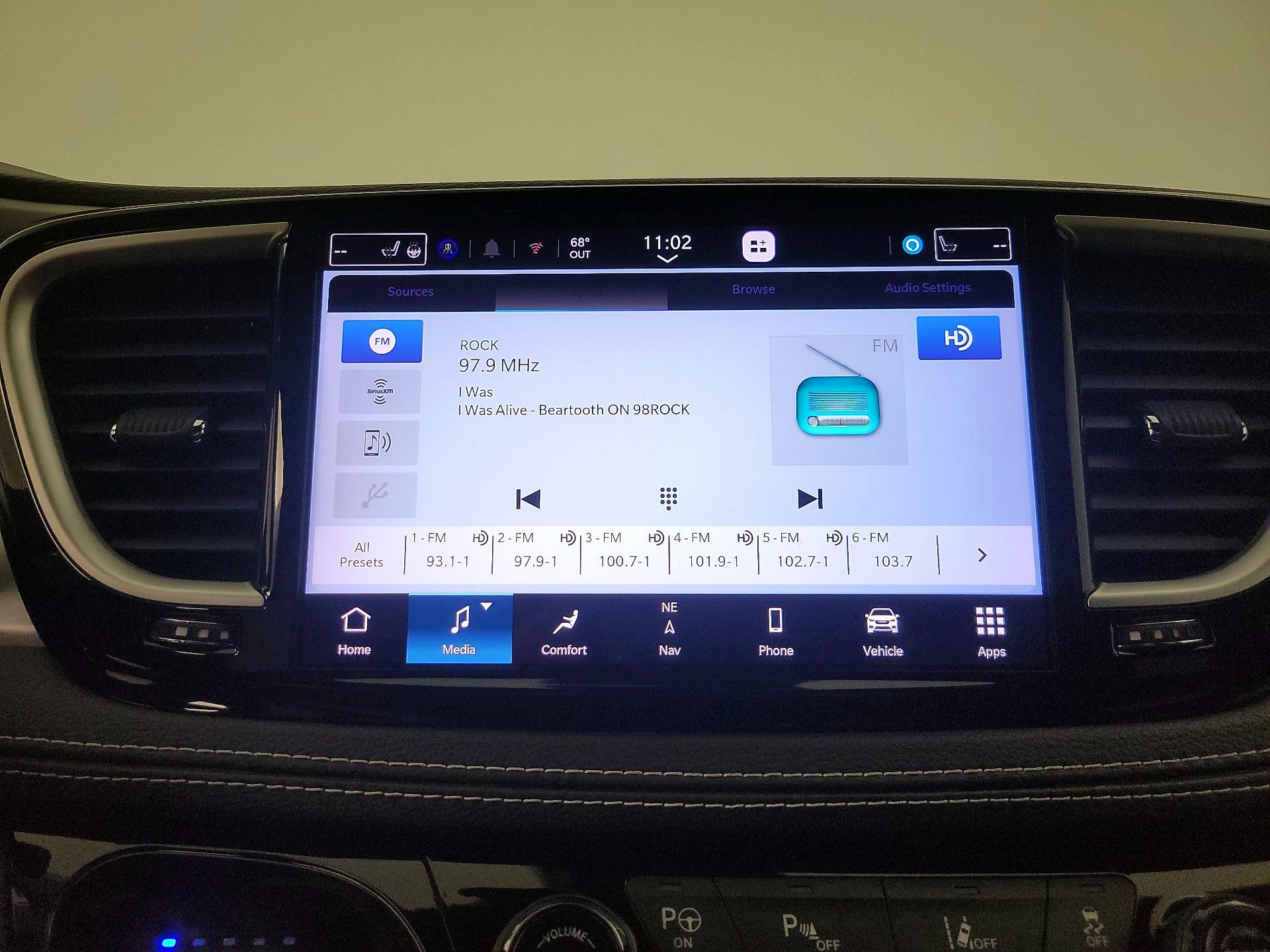 Thumbnail: 2021 Chrysler Pacifica - 16
