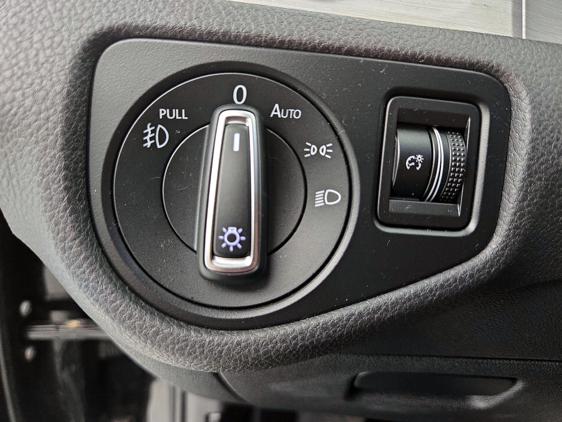 Thumbnail: 2015 Volkswagen Golf - 13