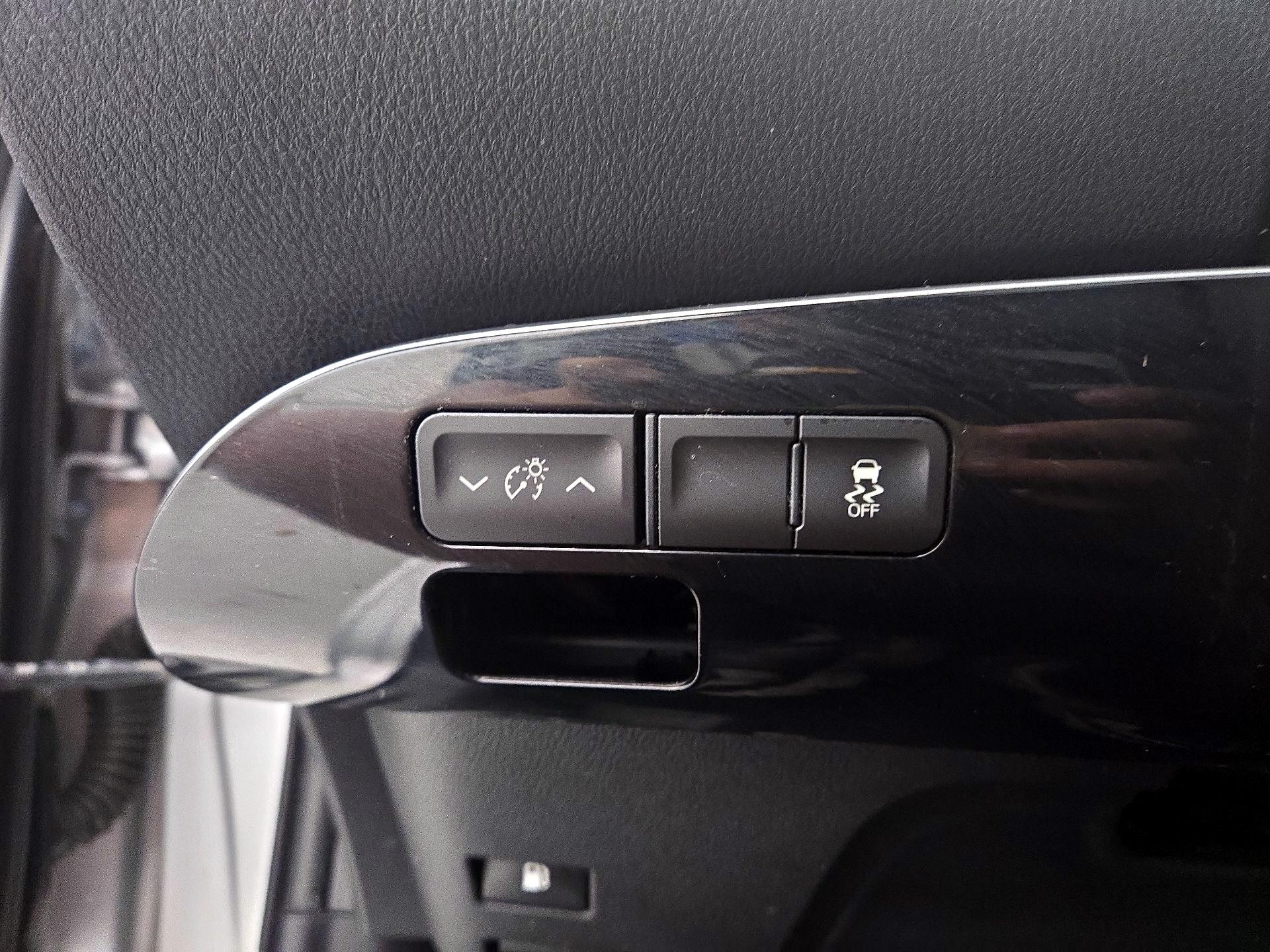 Thumbnail: 2016 Toyota Prius - 13