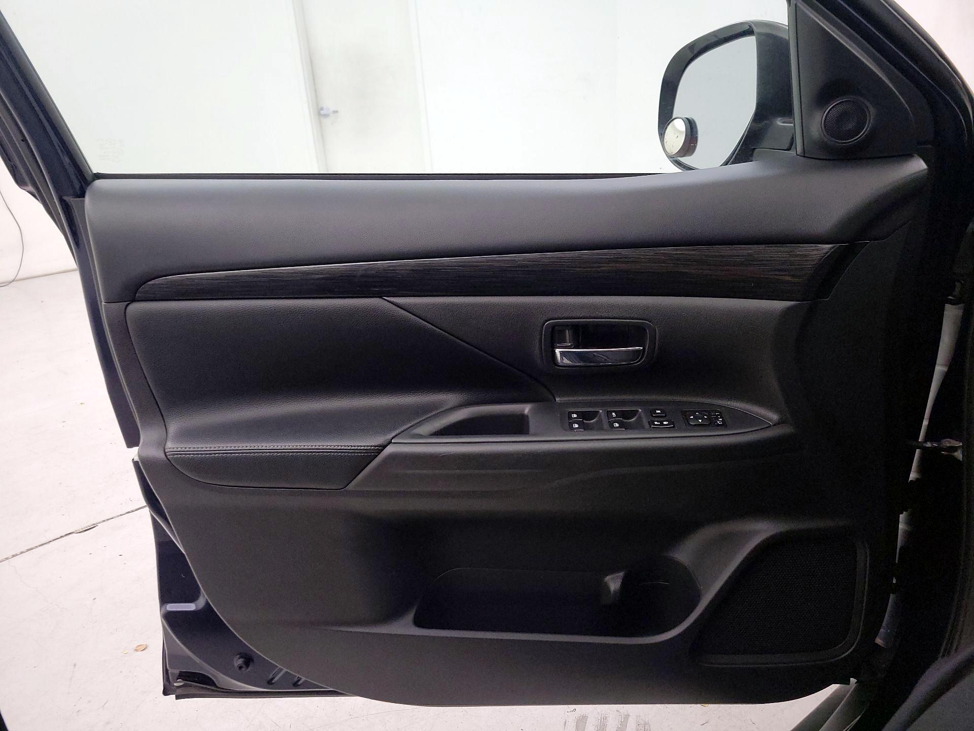 Thumbnail: 2017 Mitsubishi Outlander - 12