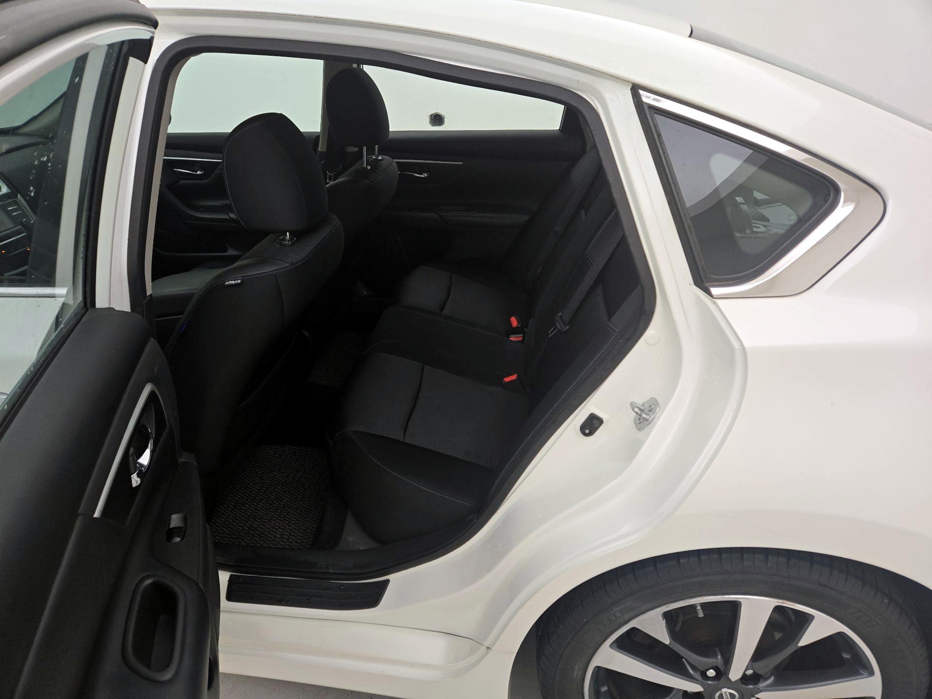Thumbnail: 2016 Nissan Altima - 18