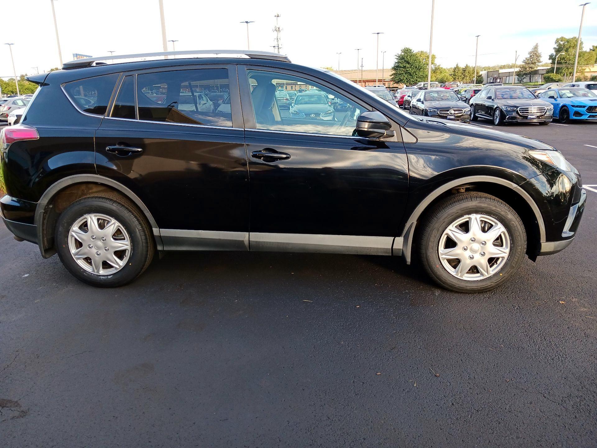 Thumbnail: 2018 Toyota RAV4 - 4