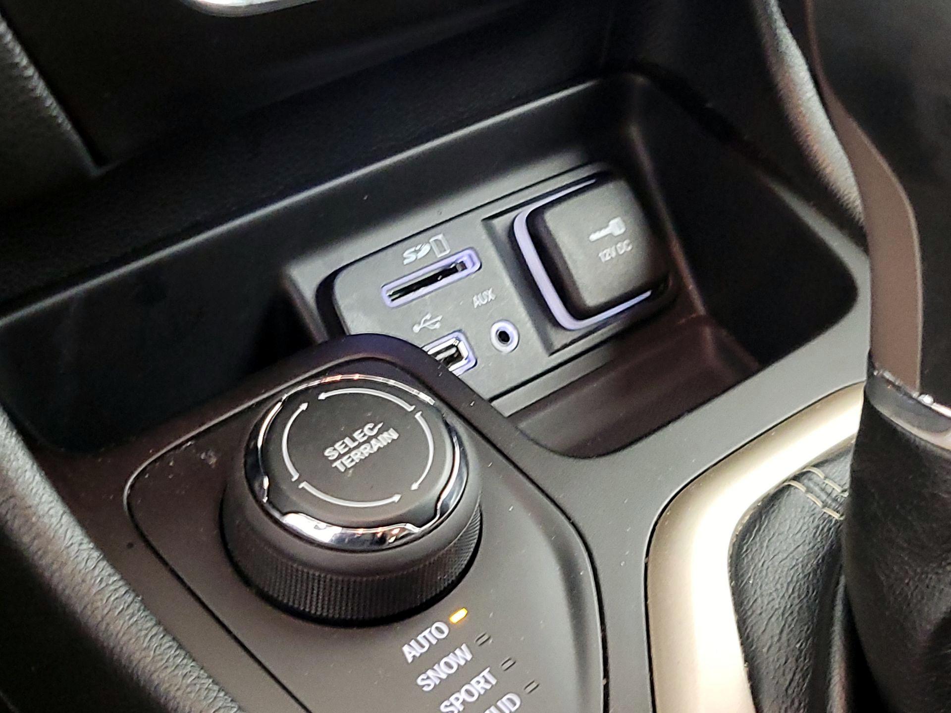 Thumbnail: 2014 Jeep Cherokee - 19