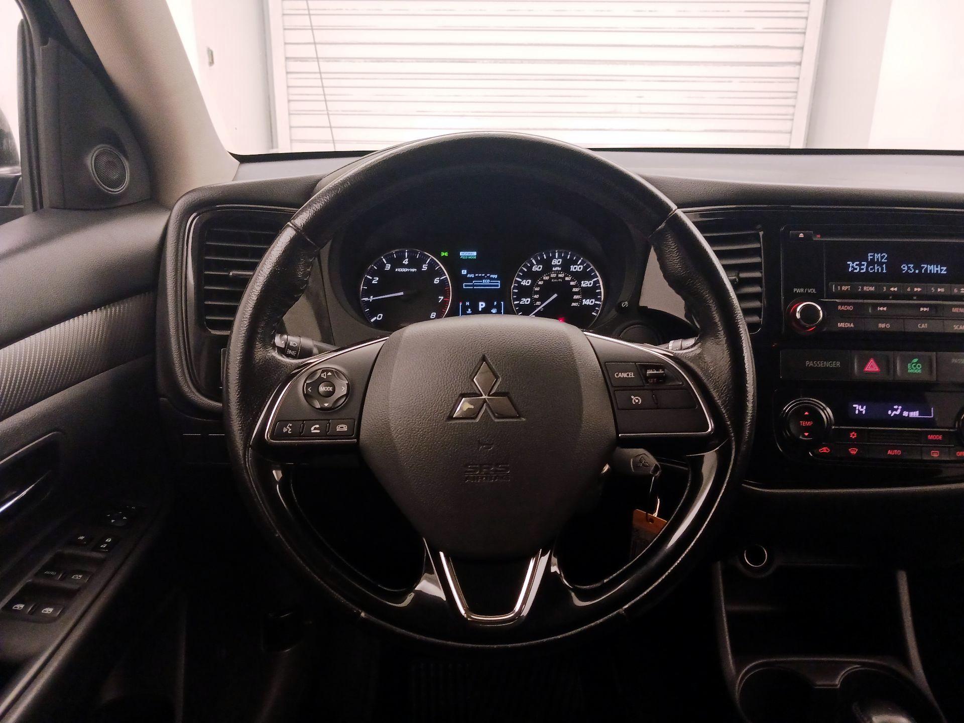 Thumbnail: 2016 Mitsubishi Outlander - 10