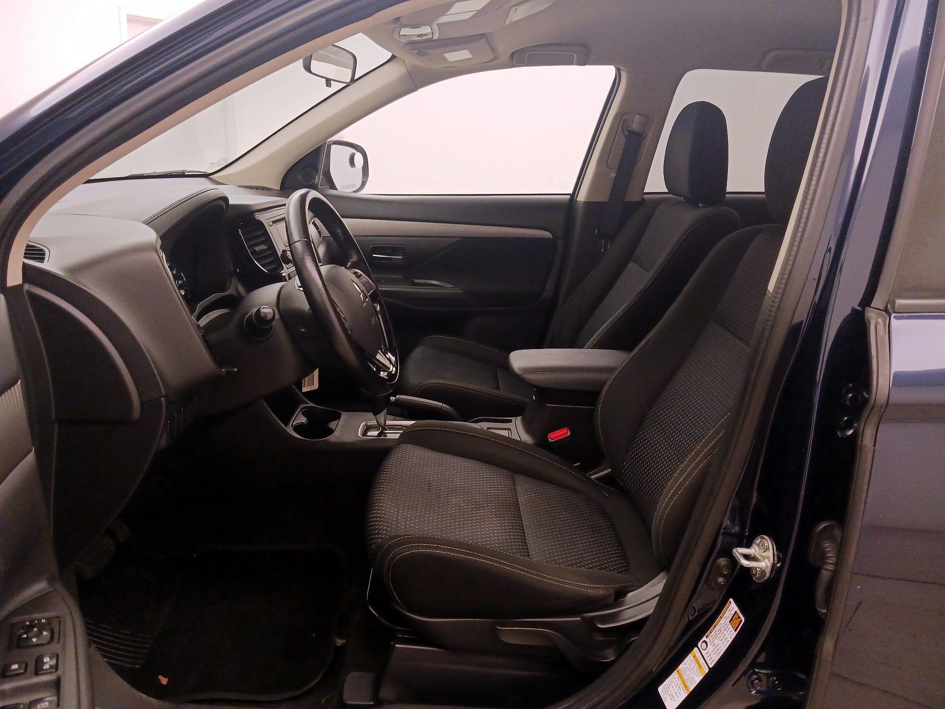 Thumbnail: 2016 Mitsubishi Outlander - 11