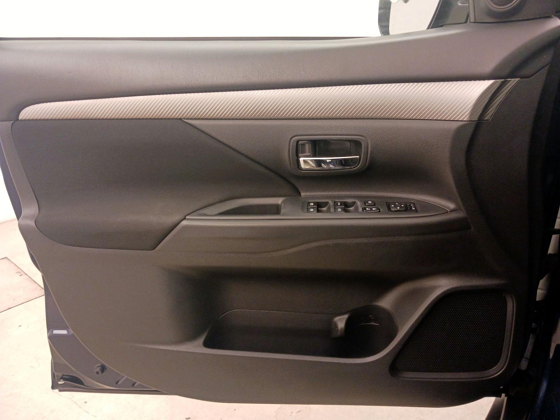 Thumbnail: 2016 Mitsubishi Outlander - 12