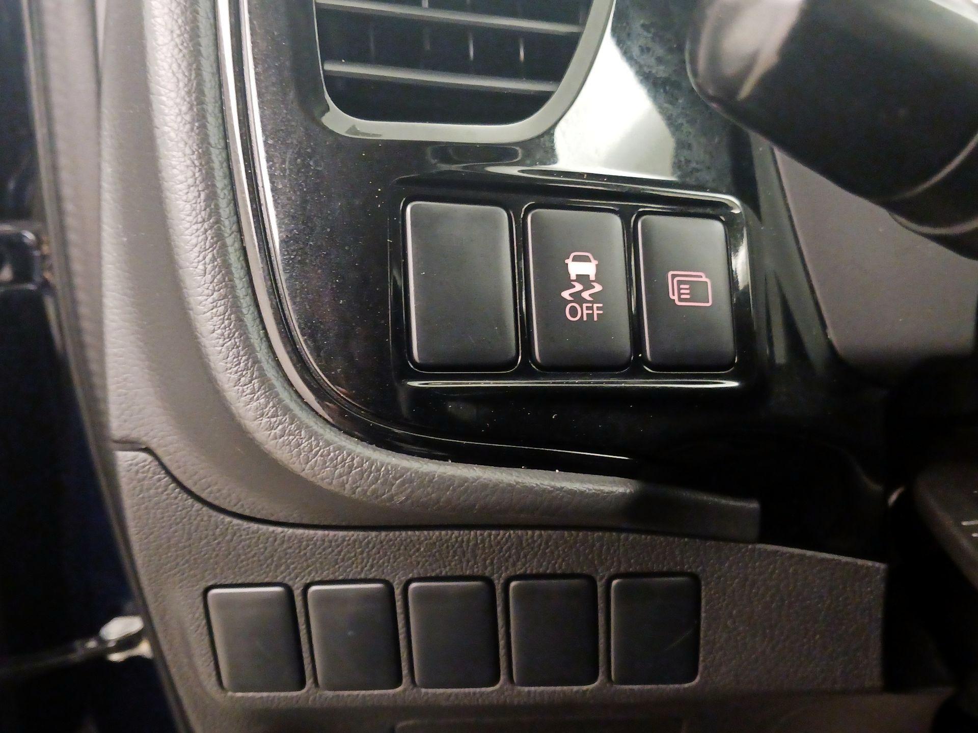 Thumbnail: 2016 Mitsubishi Outlander - 13