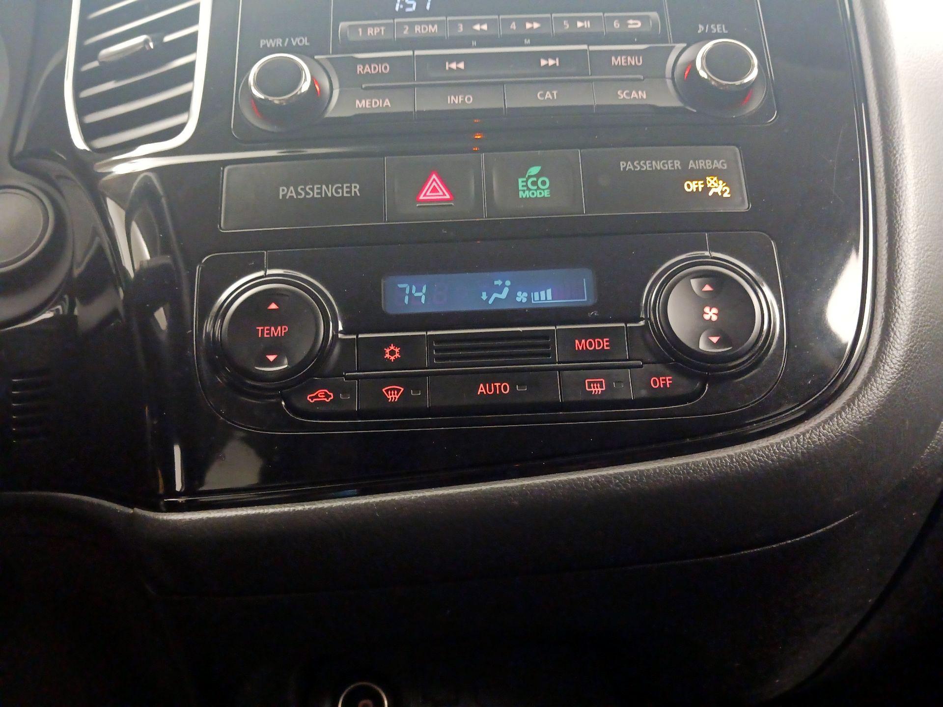 Thumbnail: 2016 Mitsubishi Outlander - 15