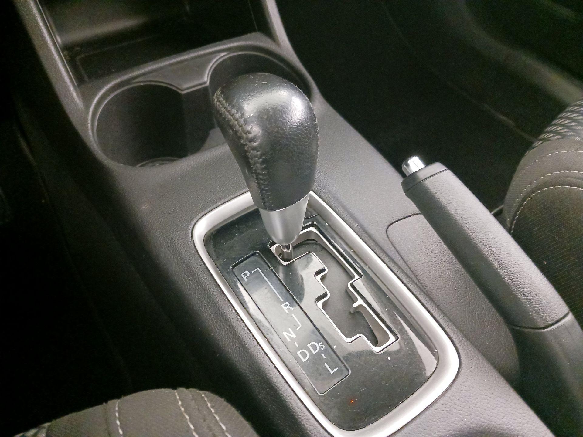 Thumbnail: 2016 Mitsubishi Outlander - 16