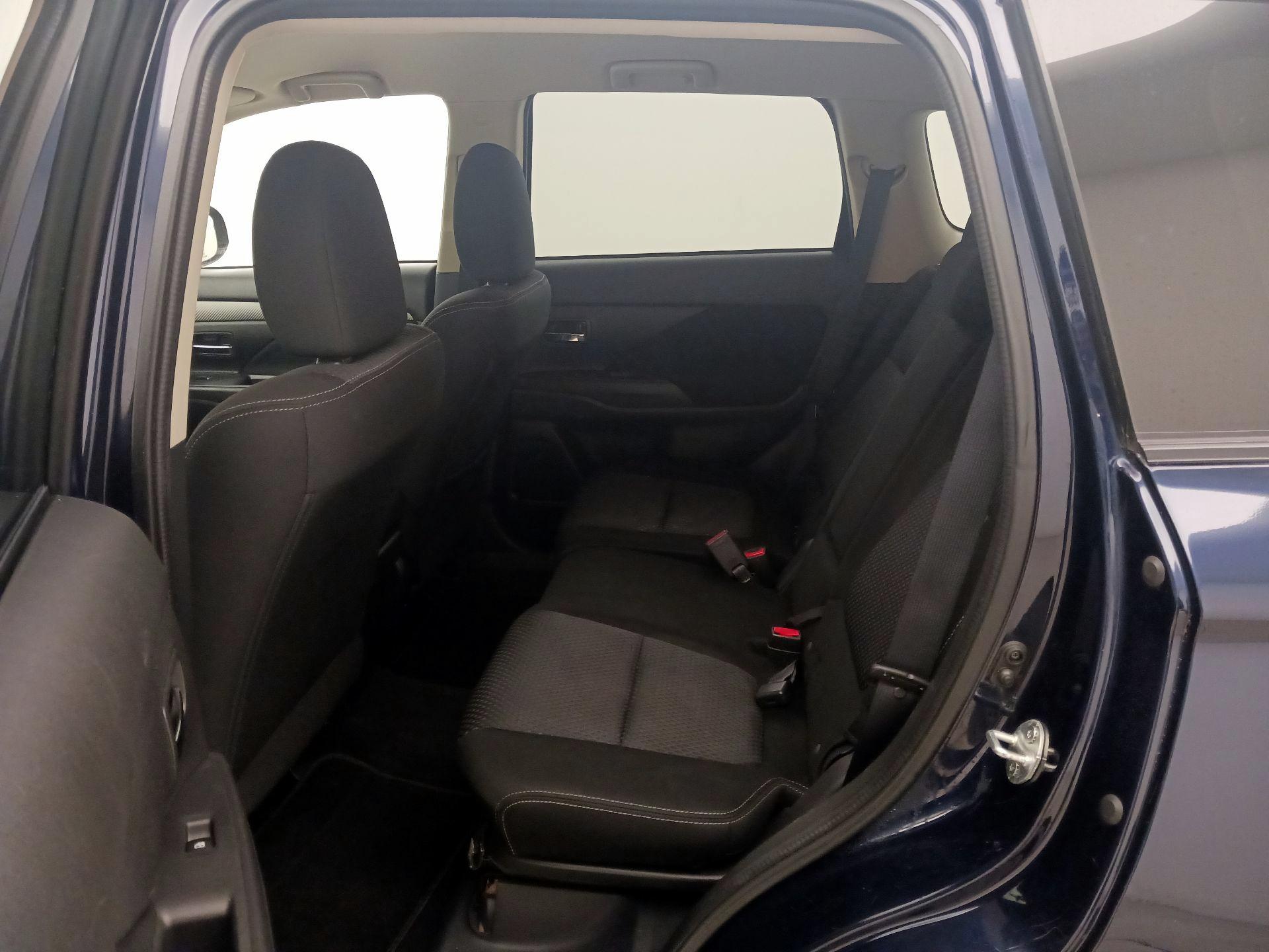 Thumbnail: 2016 Mitsubishi Outlander - 18