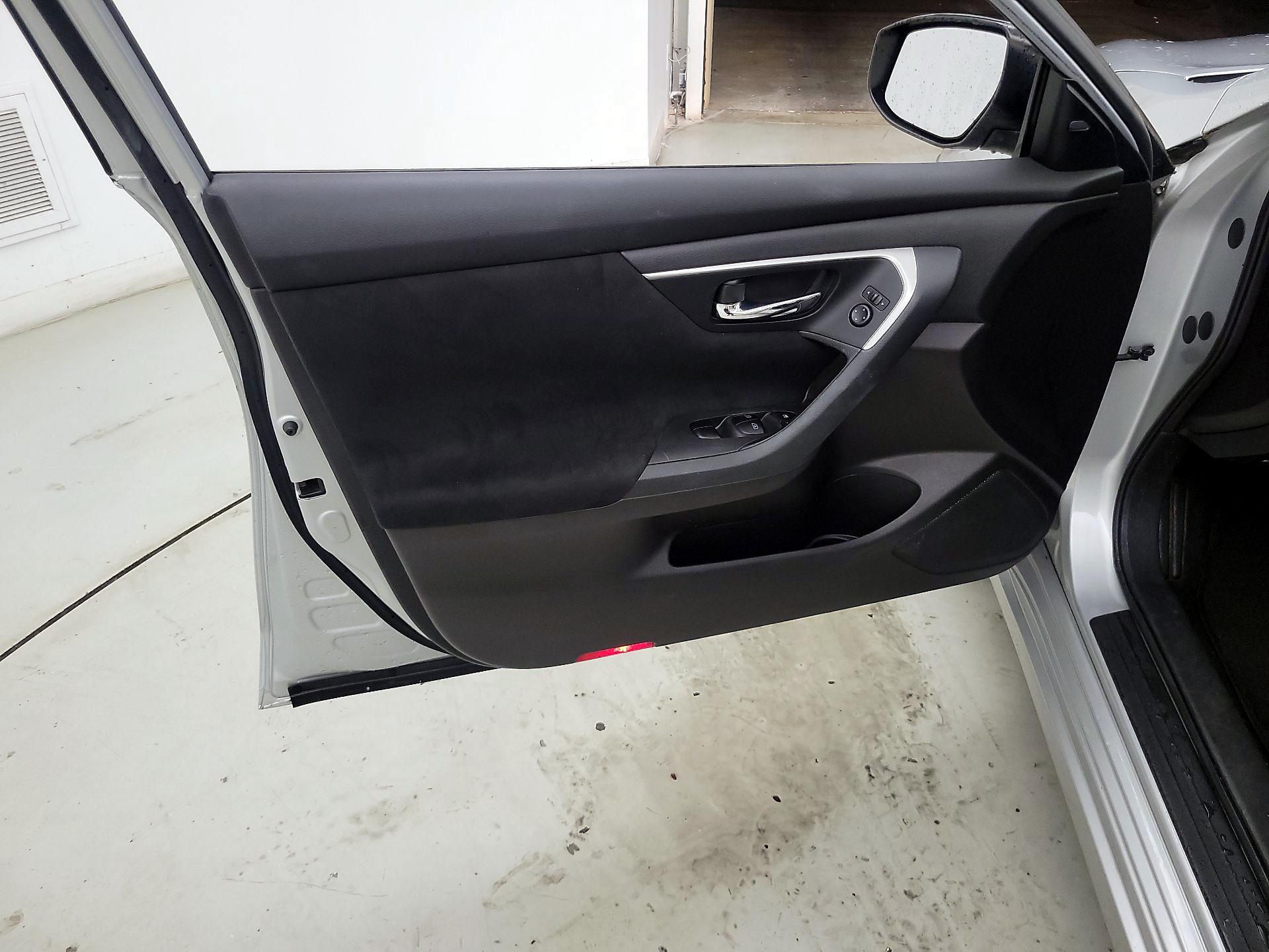 Thumbnail: 2015 Nissan Altima - 12
