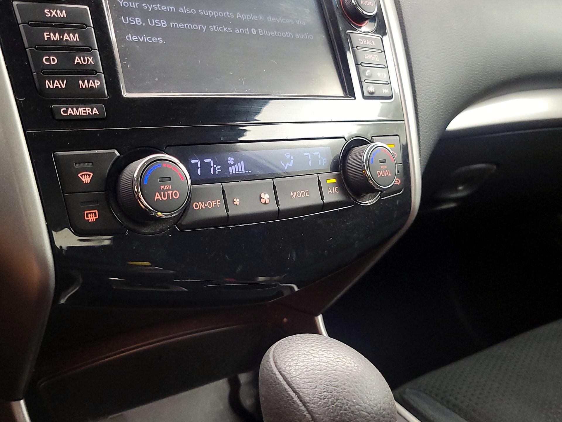 Thumbnail: 2015 Nissan Altima - 17