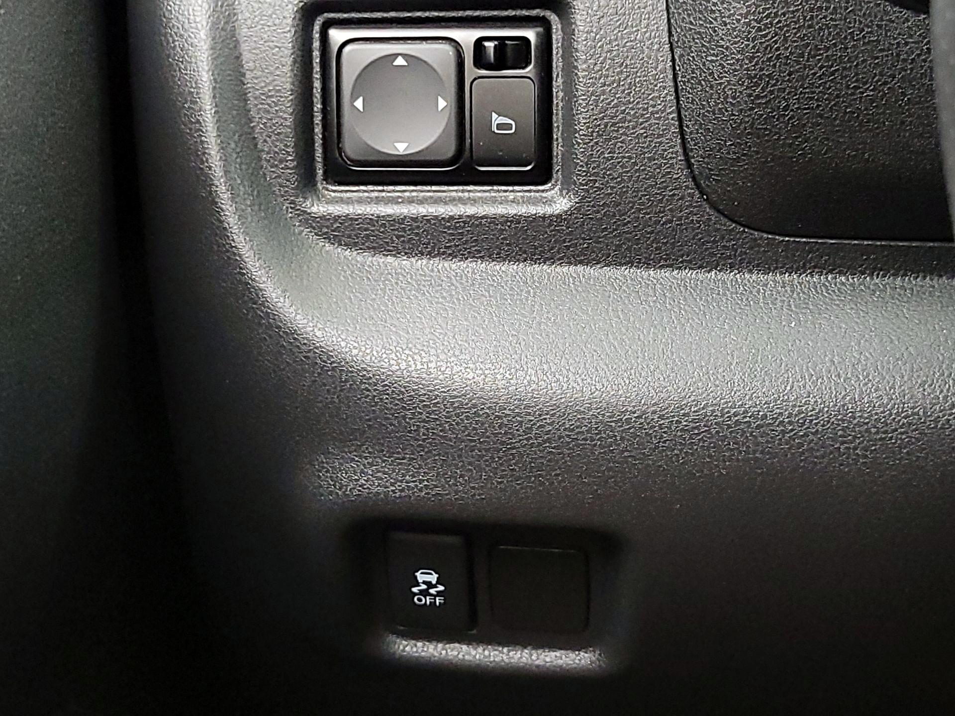 Thumbnail: 2015 Nissan Versa Note - 13
