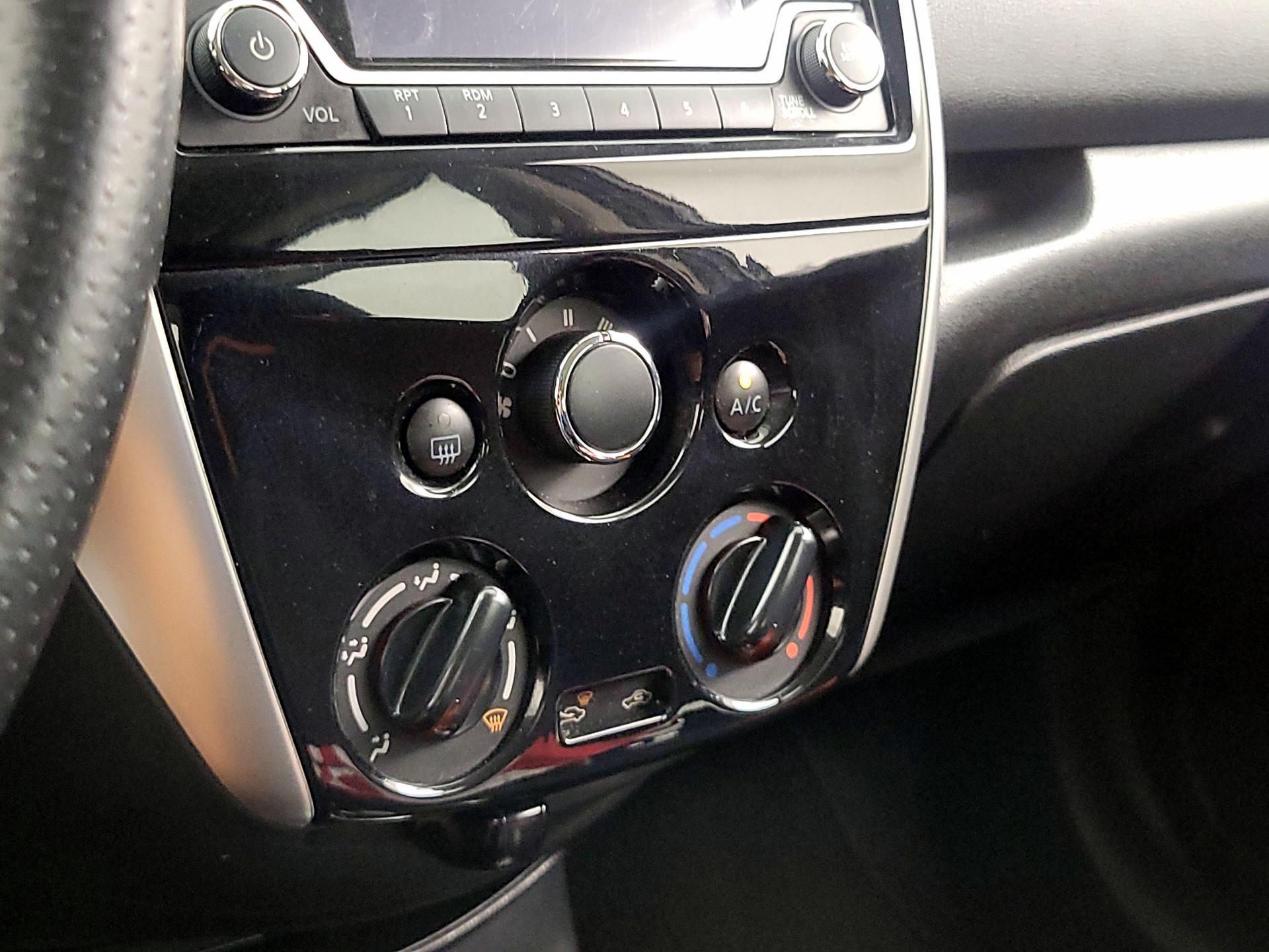 Thumbnail: 2015 Nissan Versa Note - 16