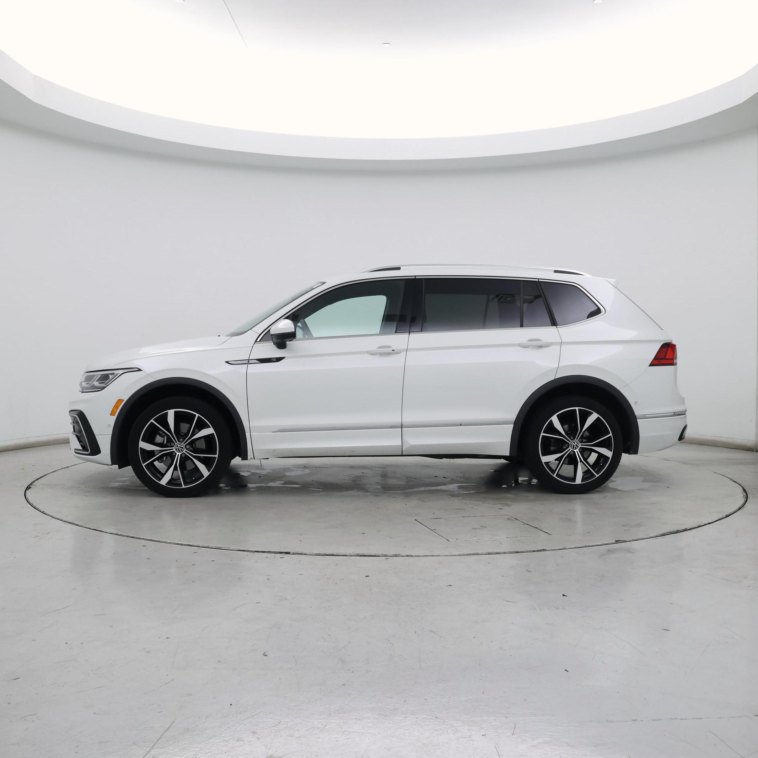 Thumbnail: 2022 Volkswagen Tiguan - 3