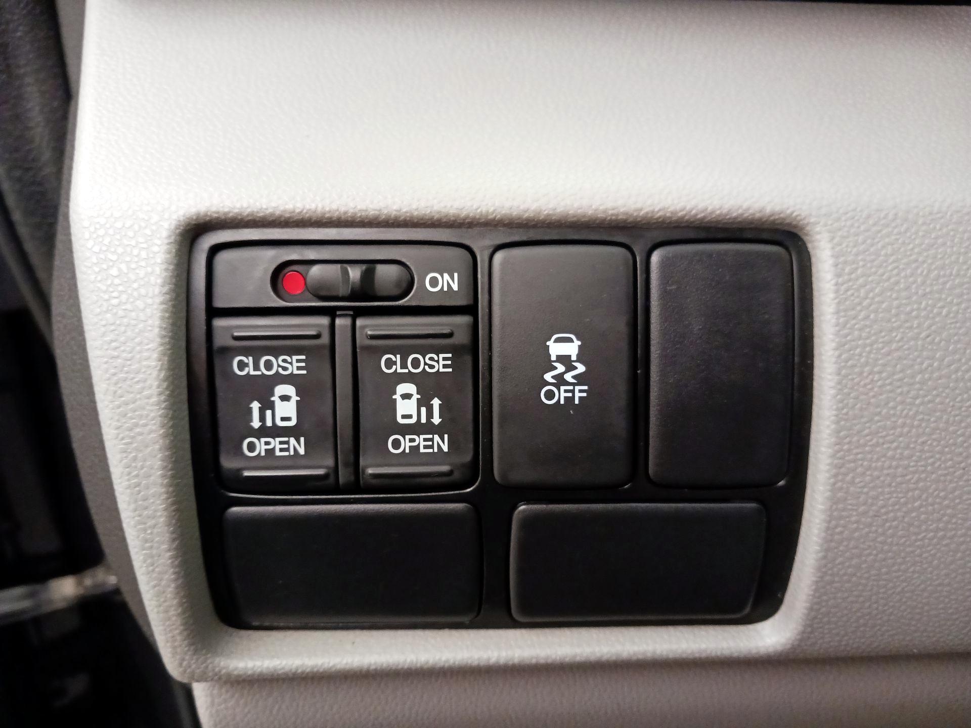 Thumbnail: 2016 Honda Odyssey - 13