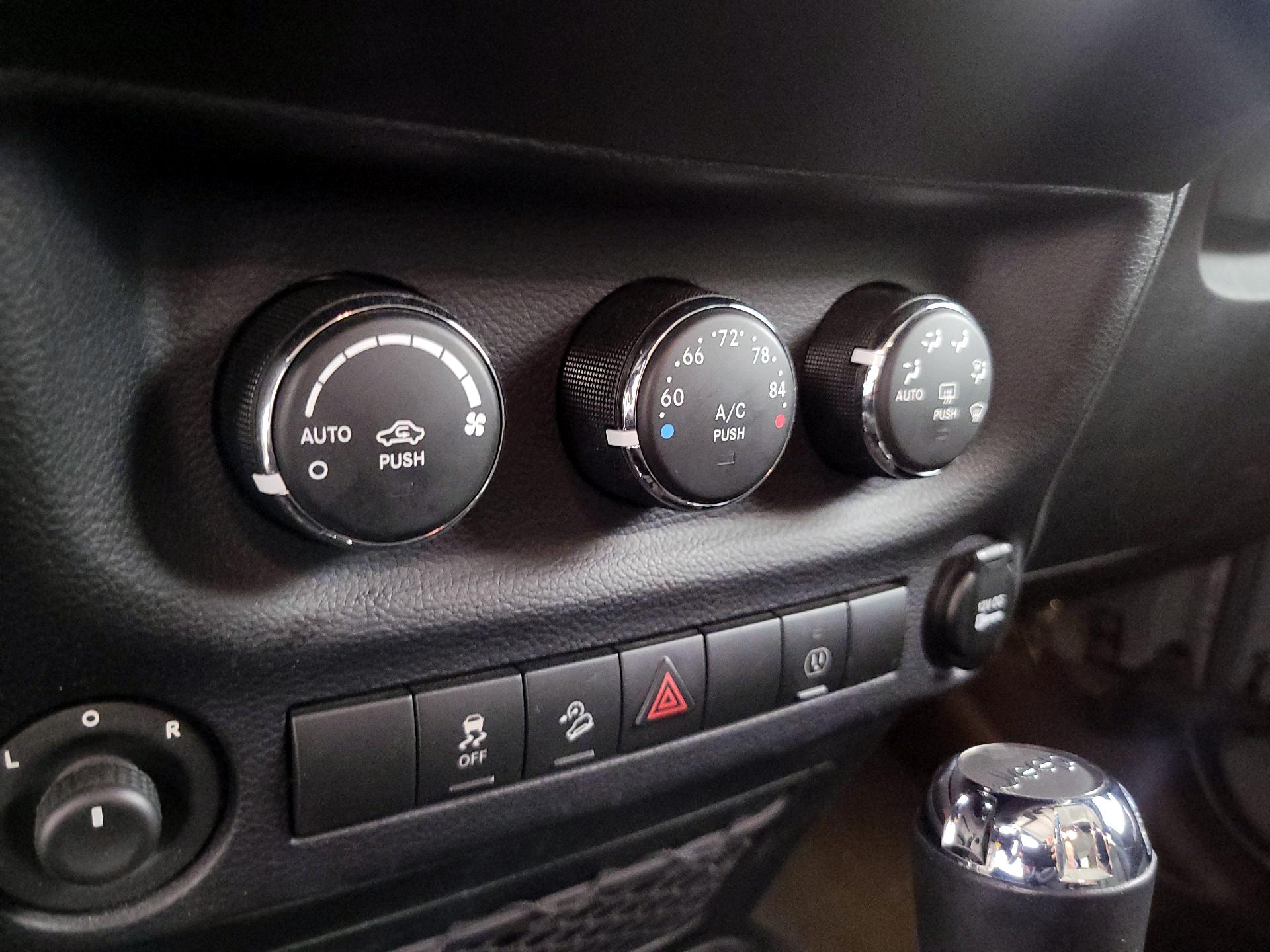 Thumbnail: 2015 Jeep Wrangler - 14