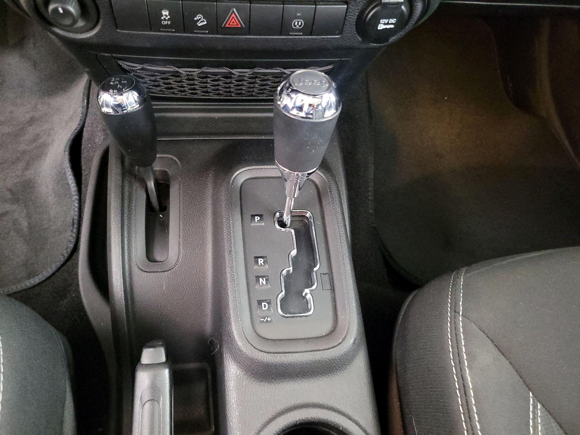 Thumbnail: 2015 Jeep Wrangler - 15