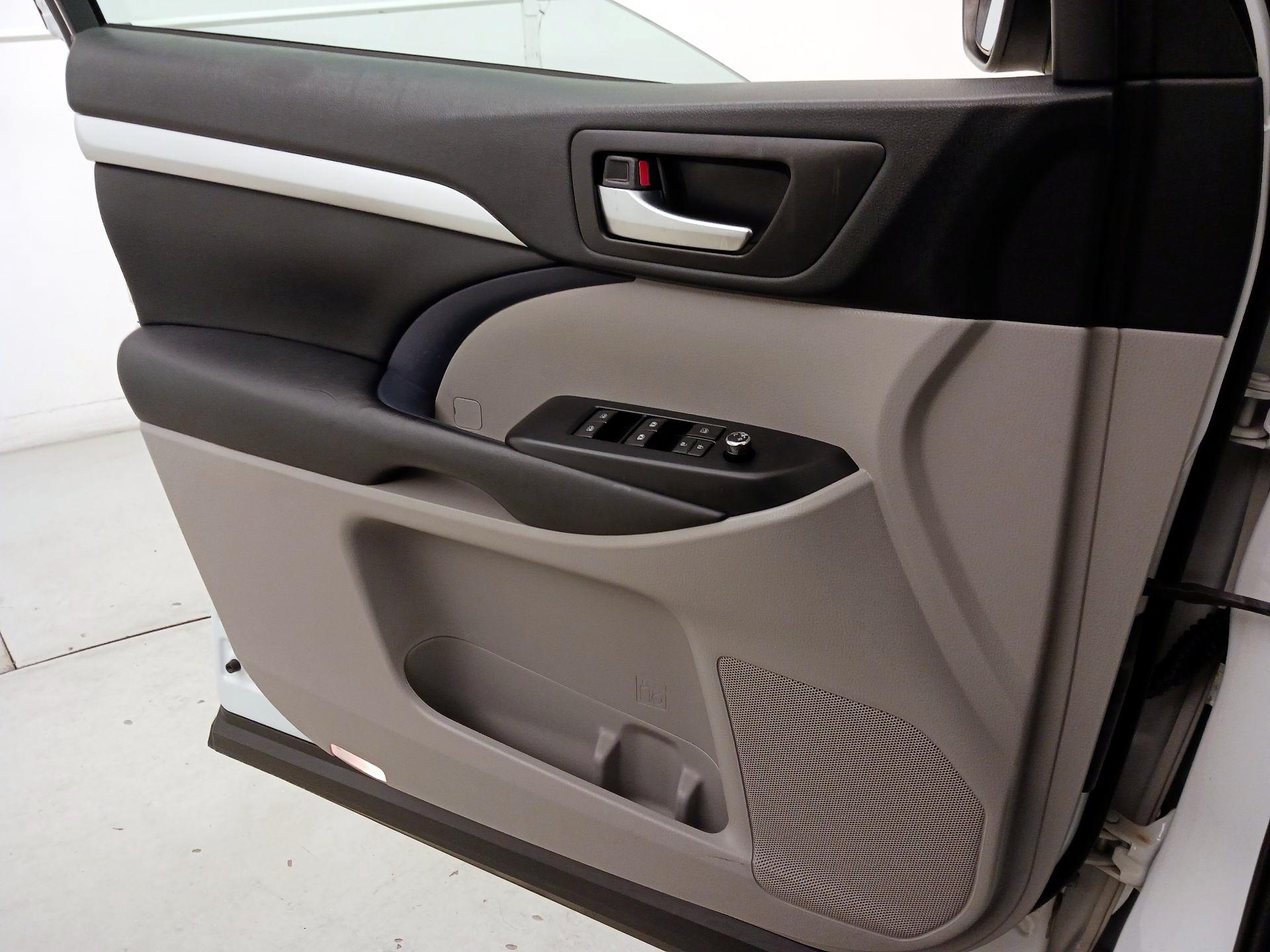 Thumbnail: 2019 Toyota Highlander - 12