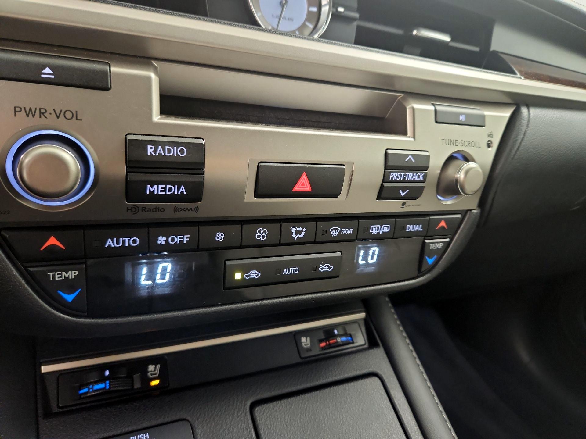 Thumbnail: 2016 Lexus ES - 16