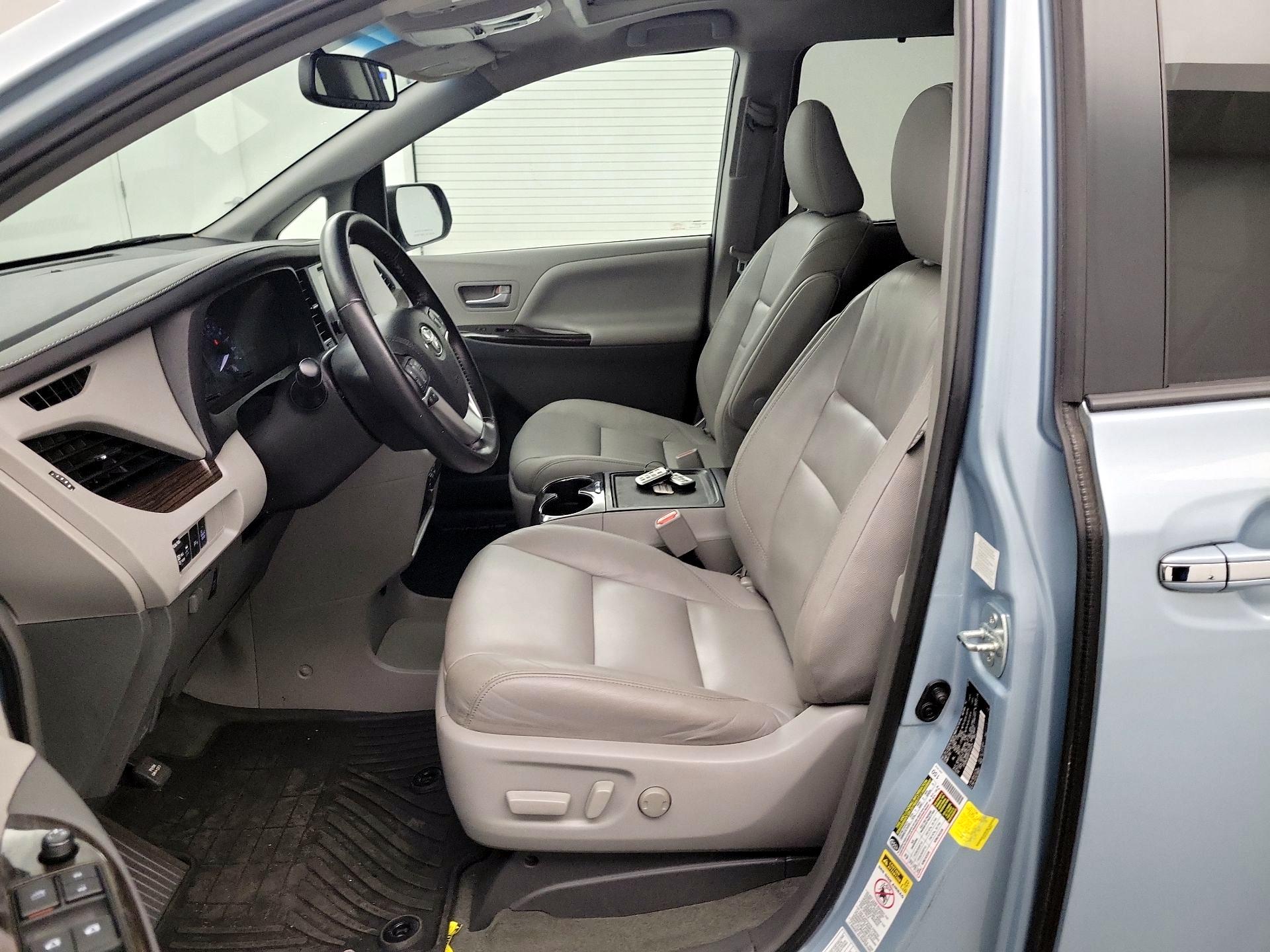 Thumbnail: 2015 Toyota Sienna - 9