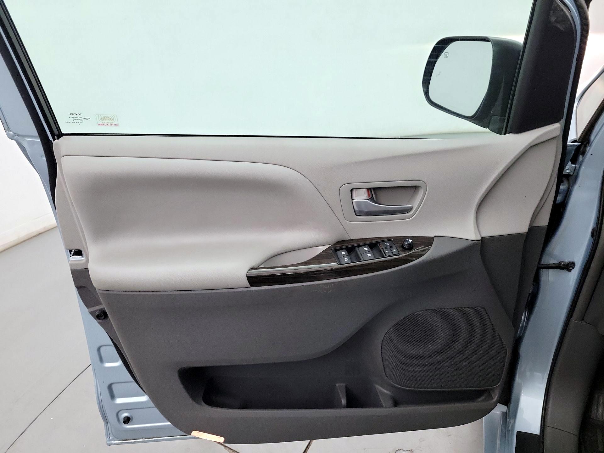 Thumbnail: 2015 Toyota Sienna - 10