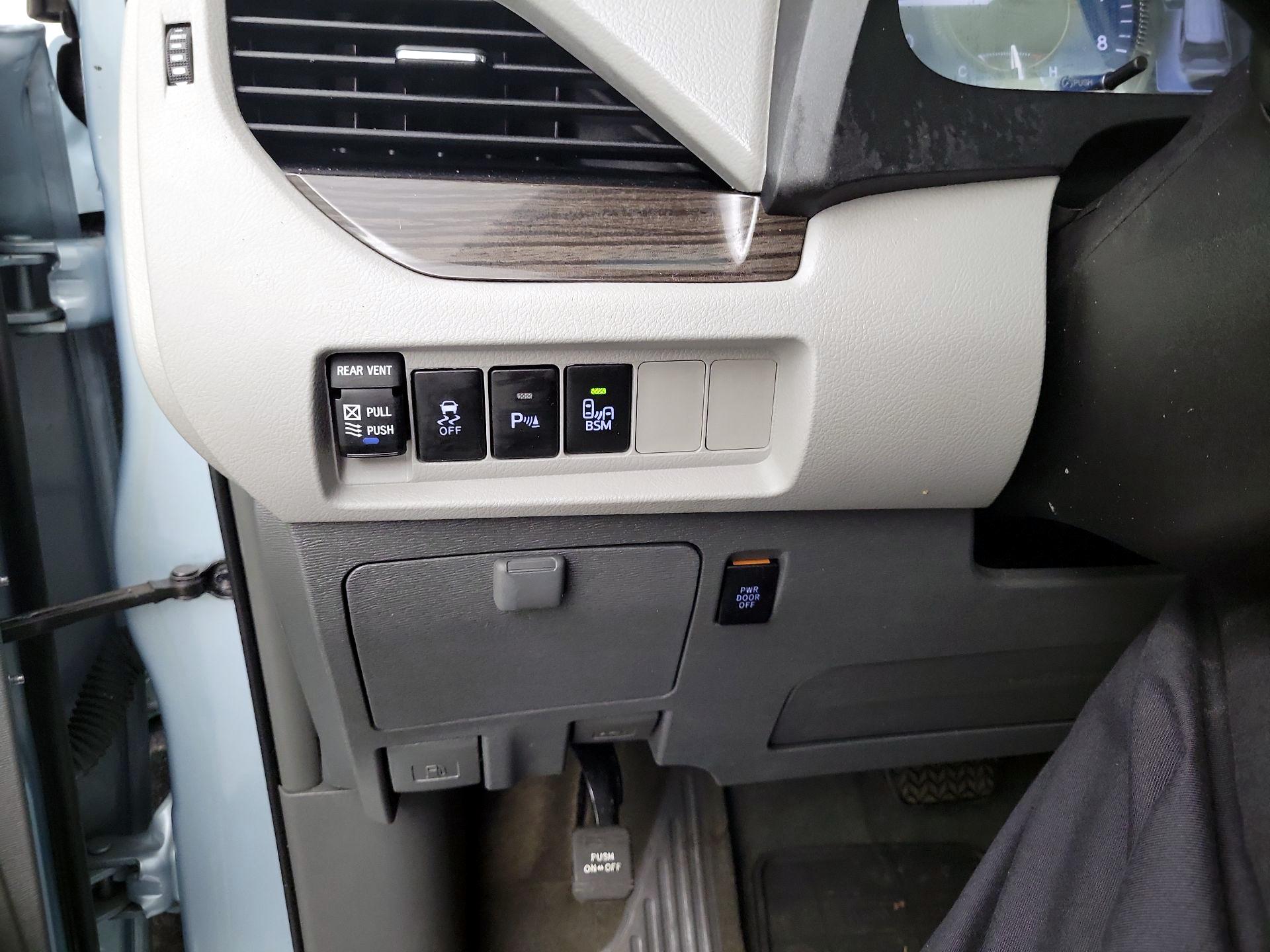 Thumbnail: 2015 Toyota Sienna - 11