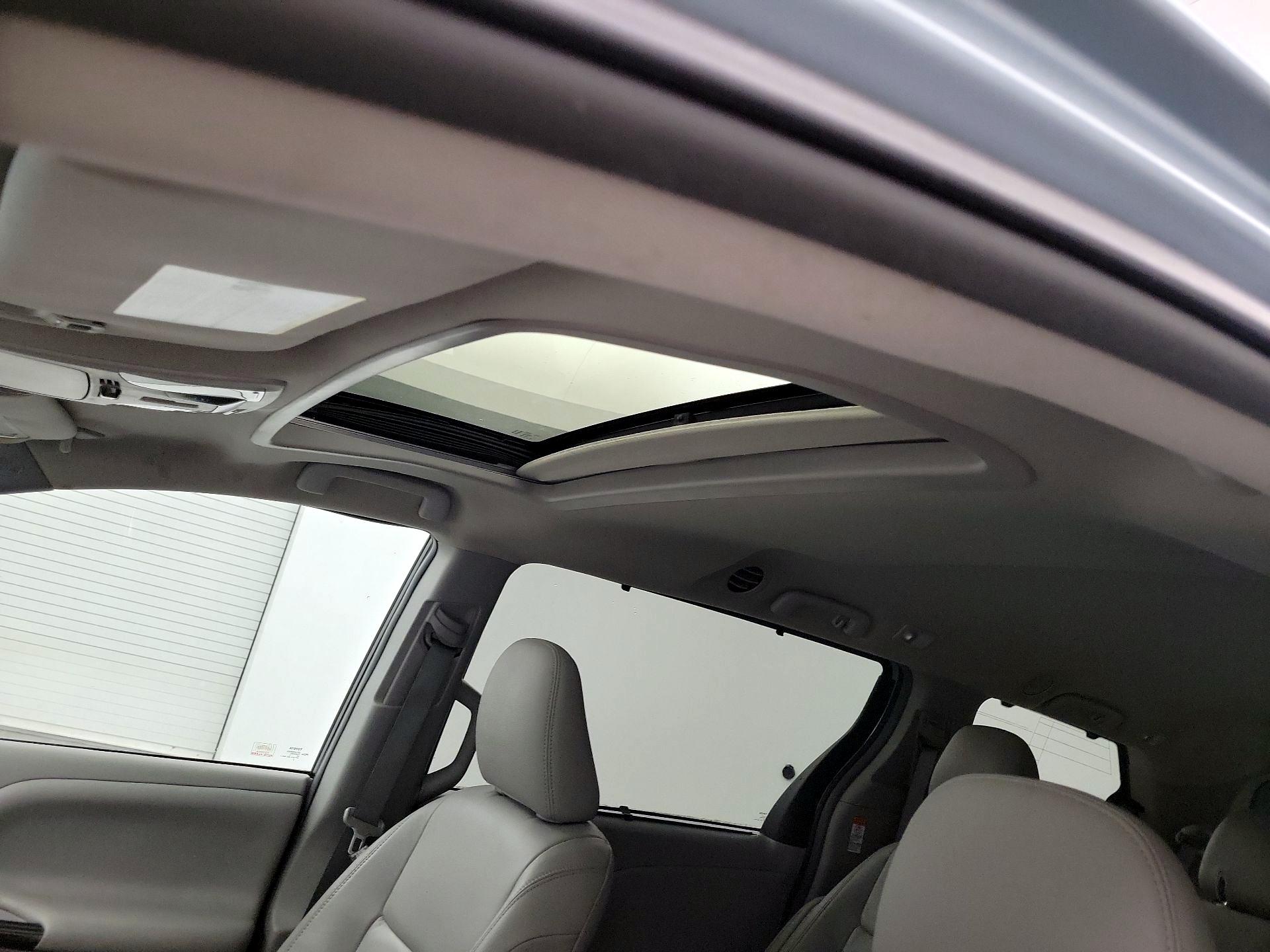 Thumbnail: 2015 Toyota Sienna - 12