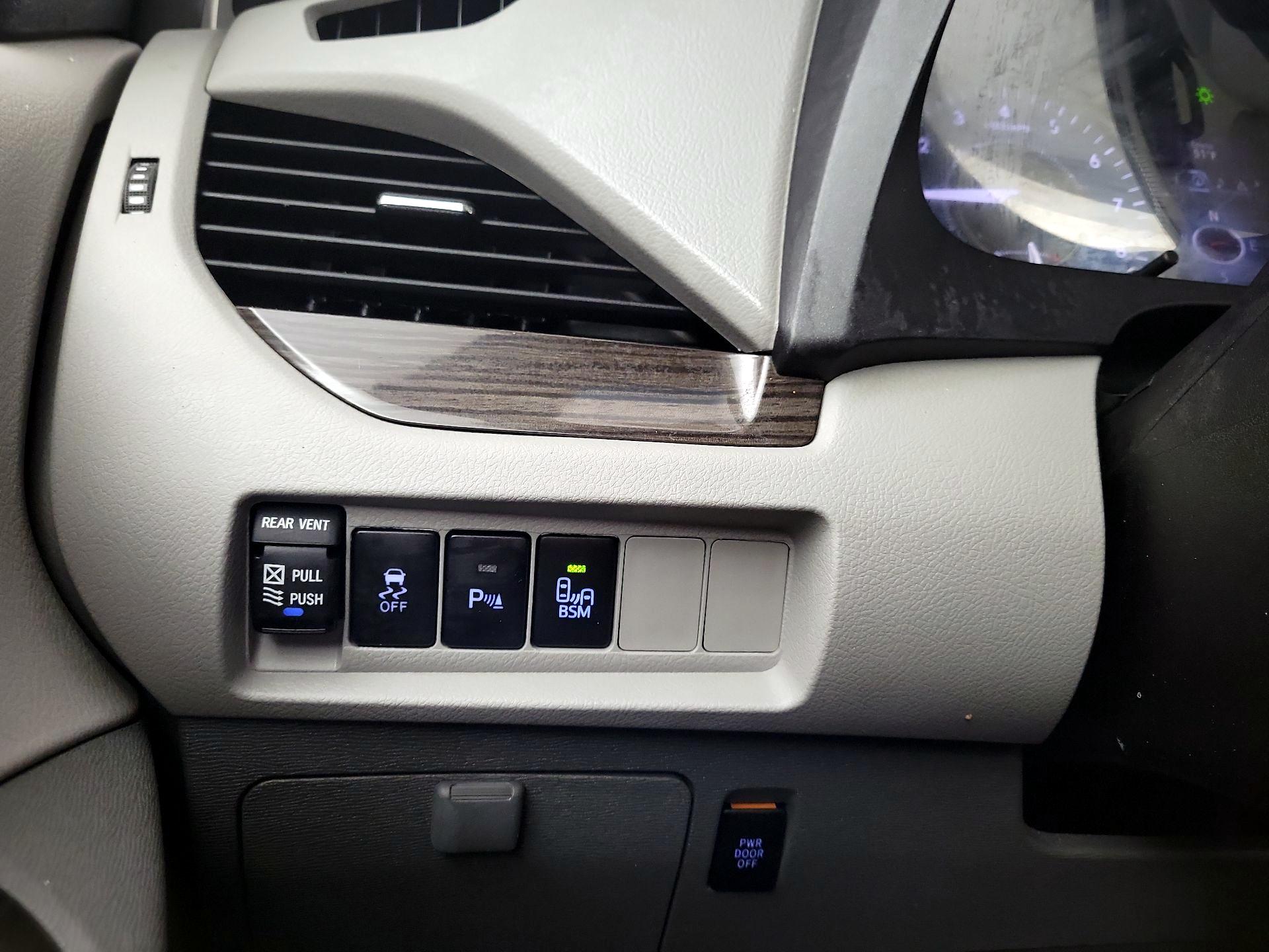 Thumbnail: 2015 Toyota Sienna - 13