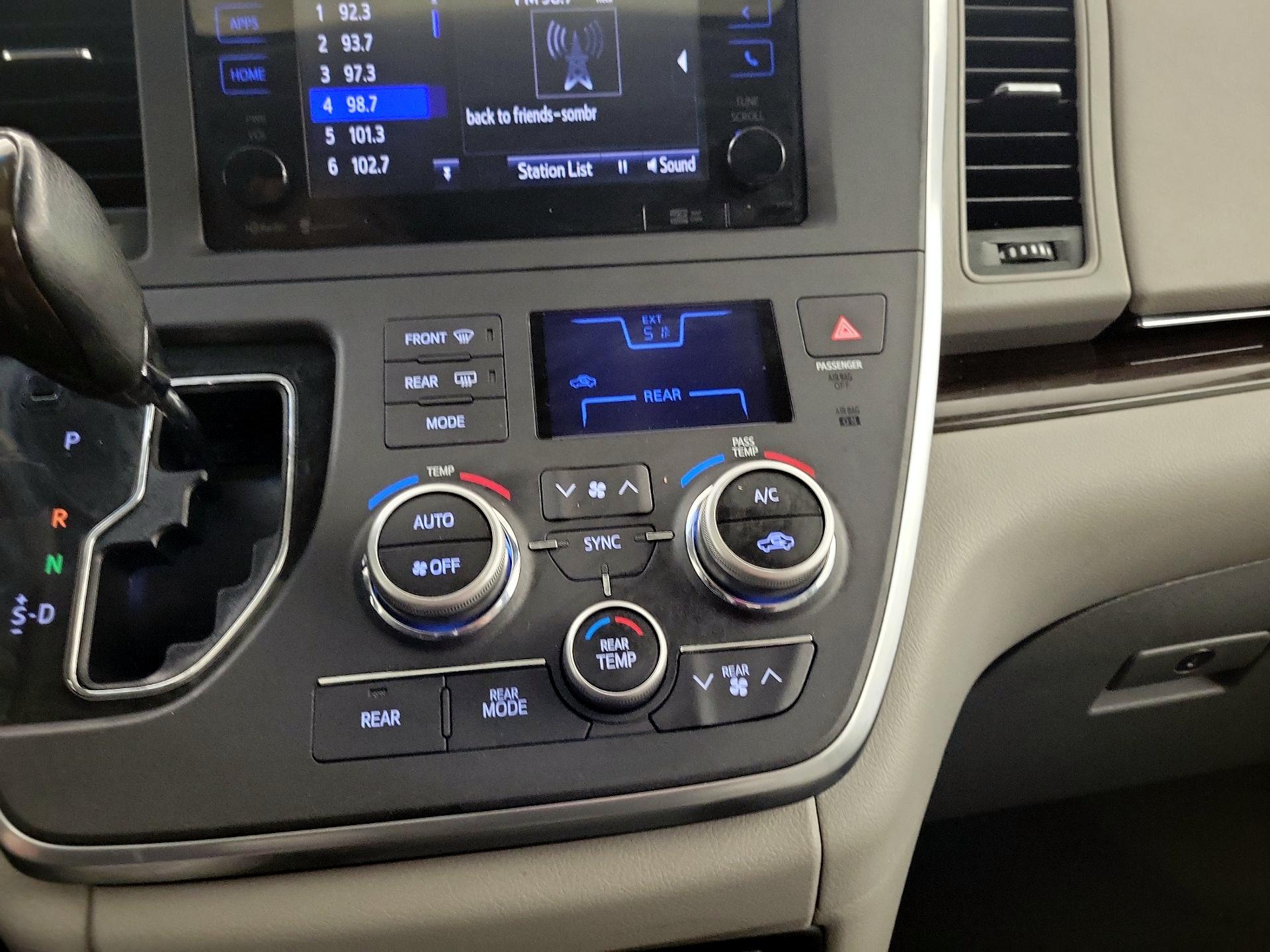 Thumbnail: 2015 Toyota Sienna - 15