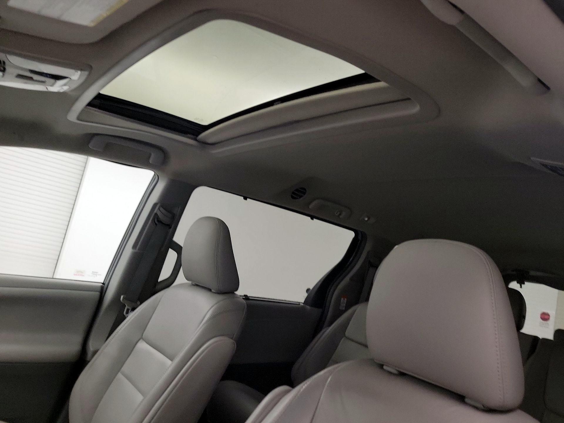 Thumbnail: 2015 Toyota Sienna - 18