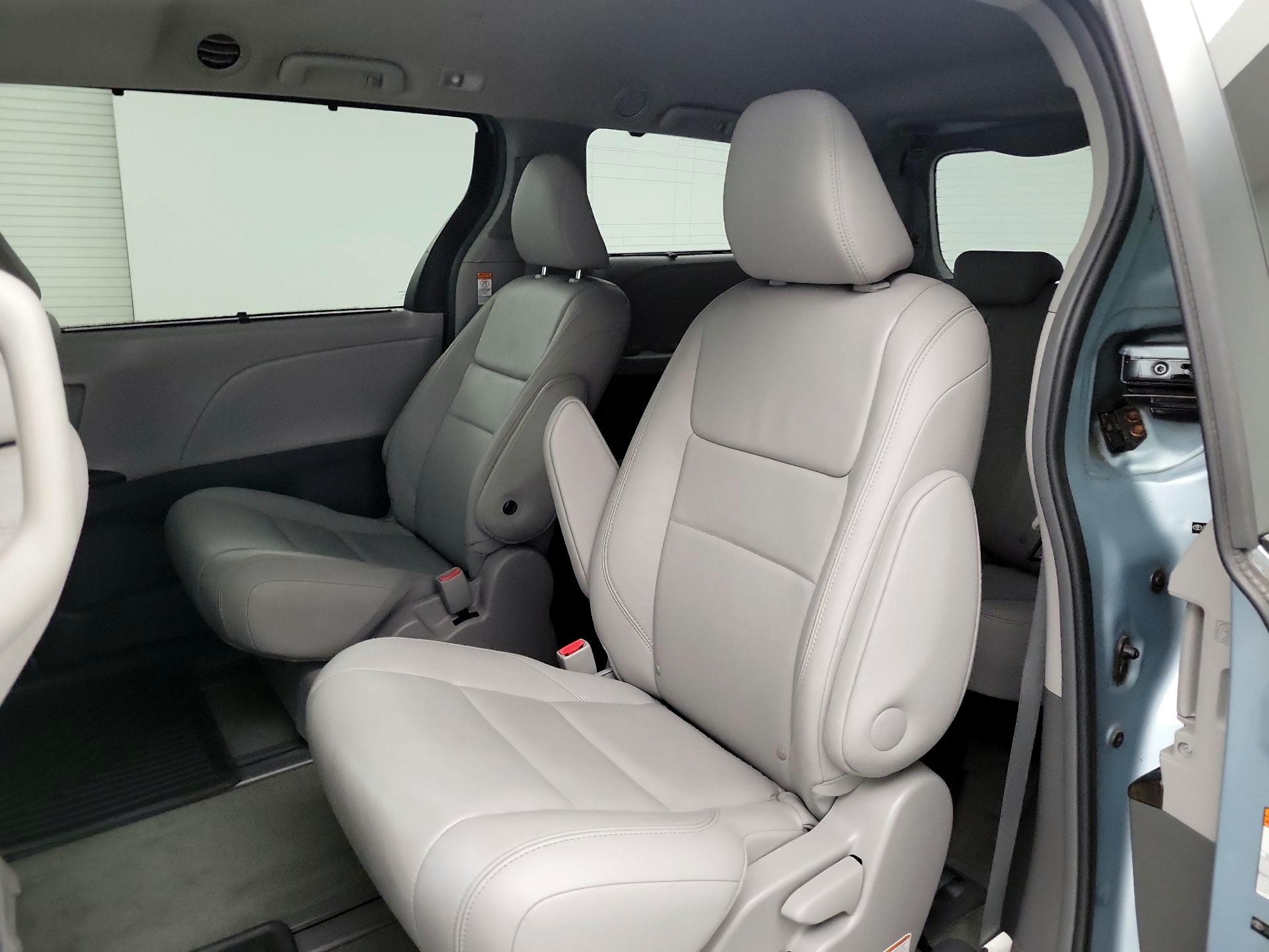 Thumbnail: 2015 Toyota Sienna - 19