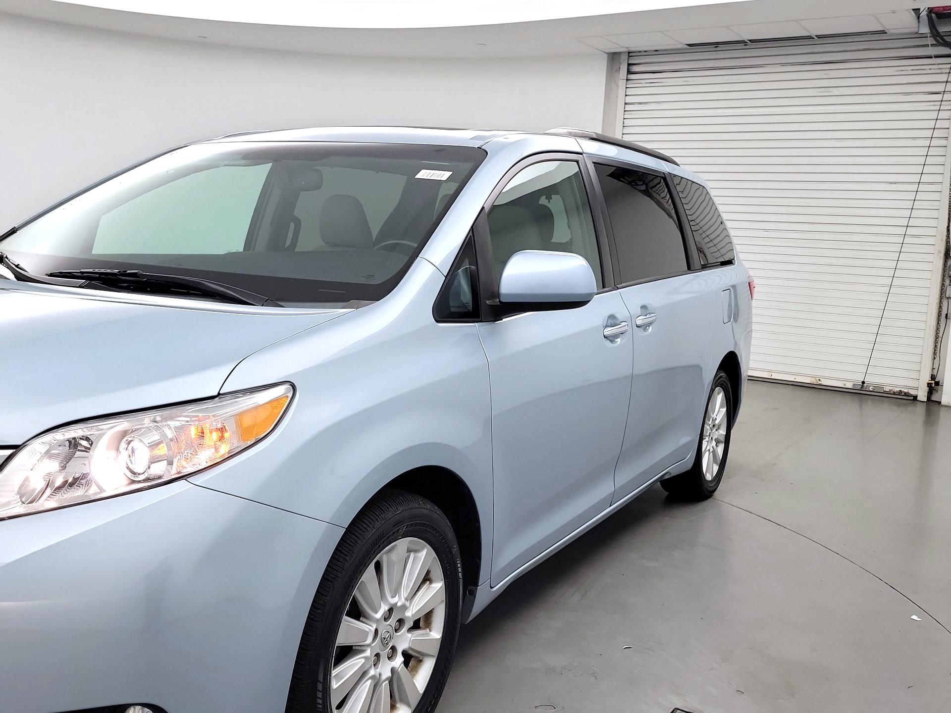 Thumbnail: 2015 Toyota Sienna - 3