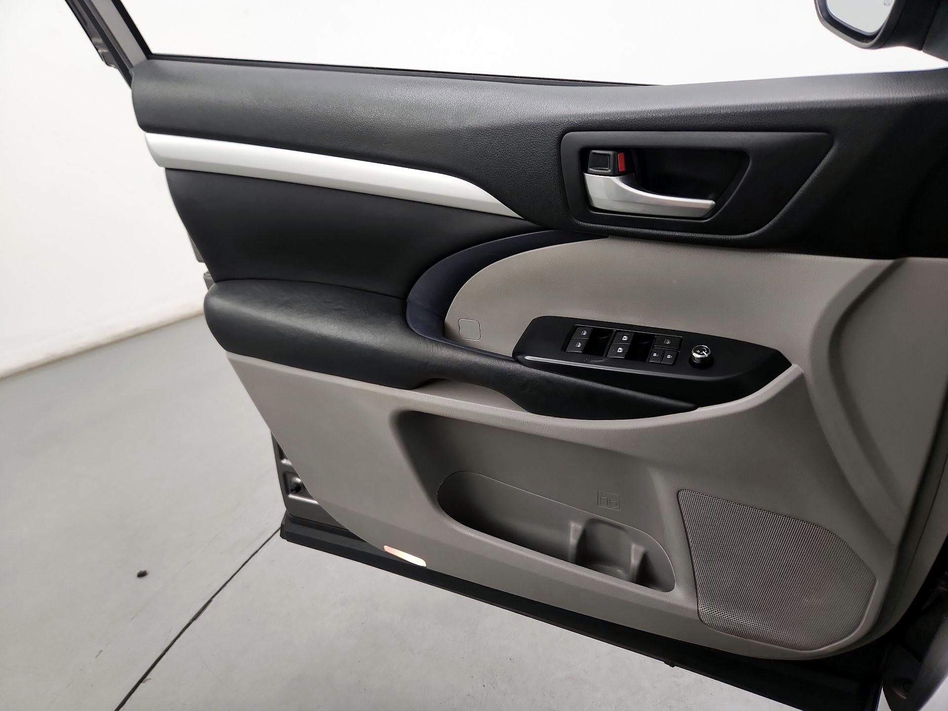 Thumbnail: 2018 Toyota Highlander - 10