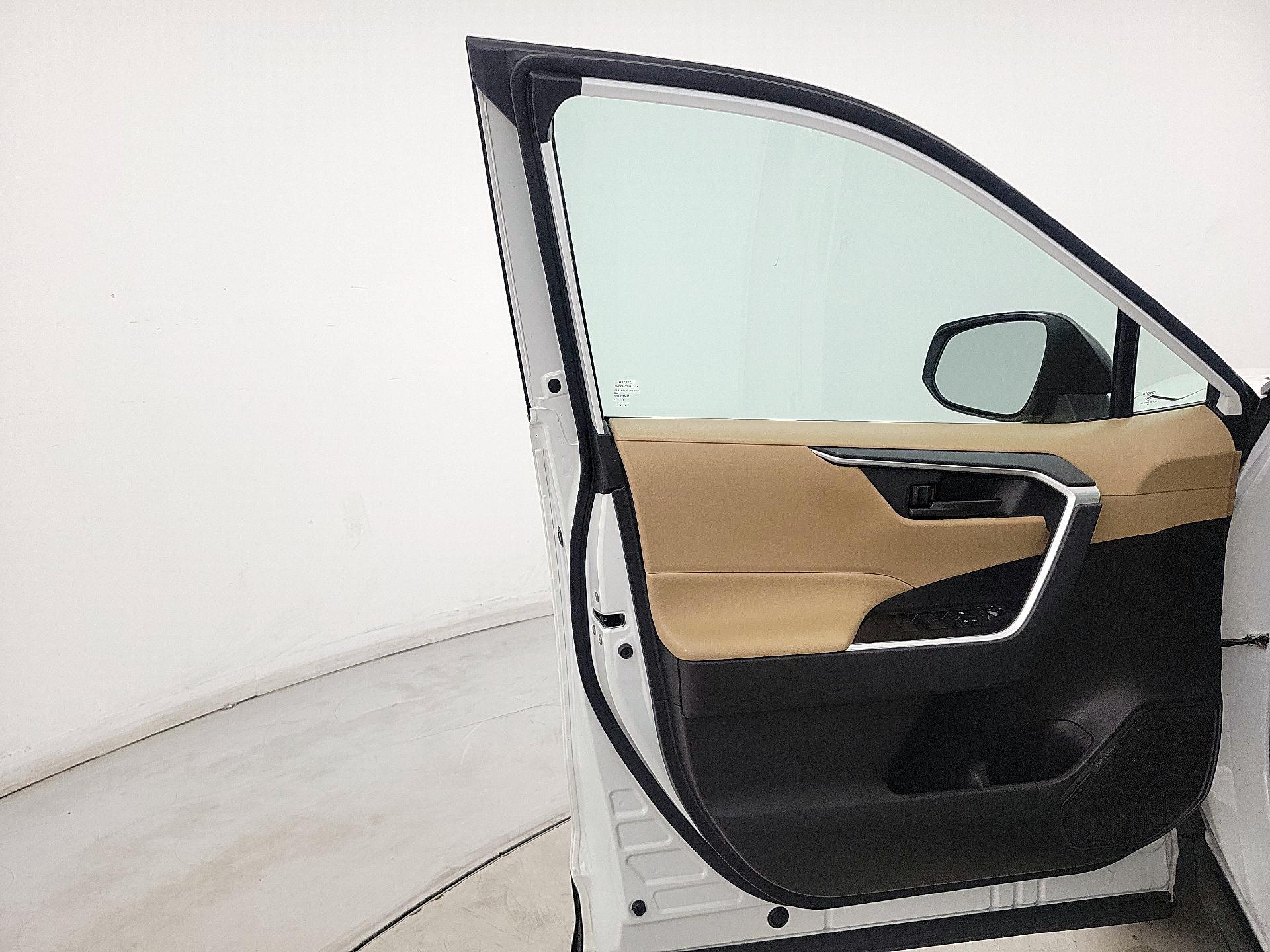Thumbnail: 2020 Toyota RAV4 - 12