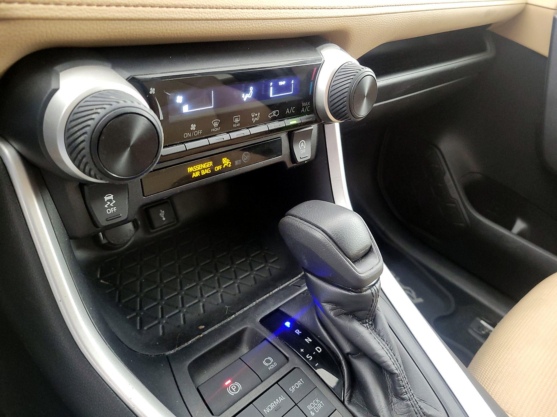 Thumbnail: 2020 Toyota RAV4 - 16
