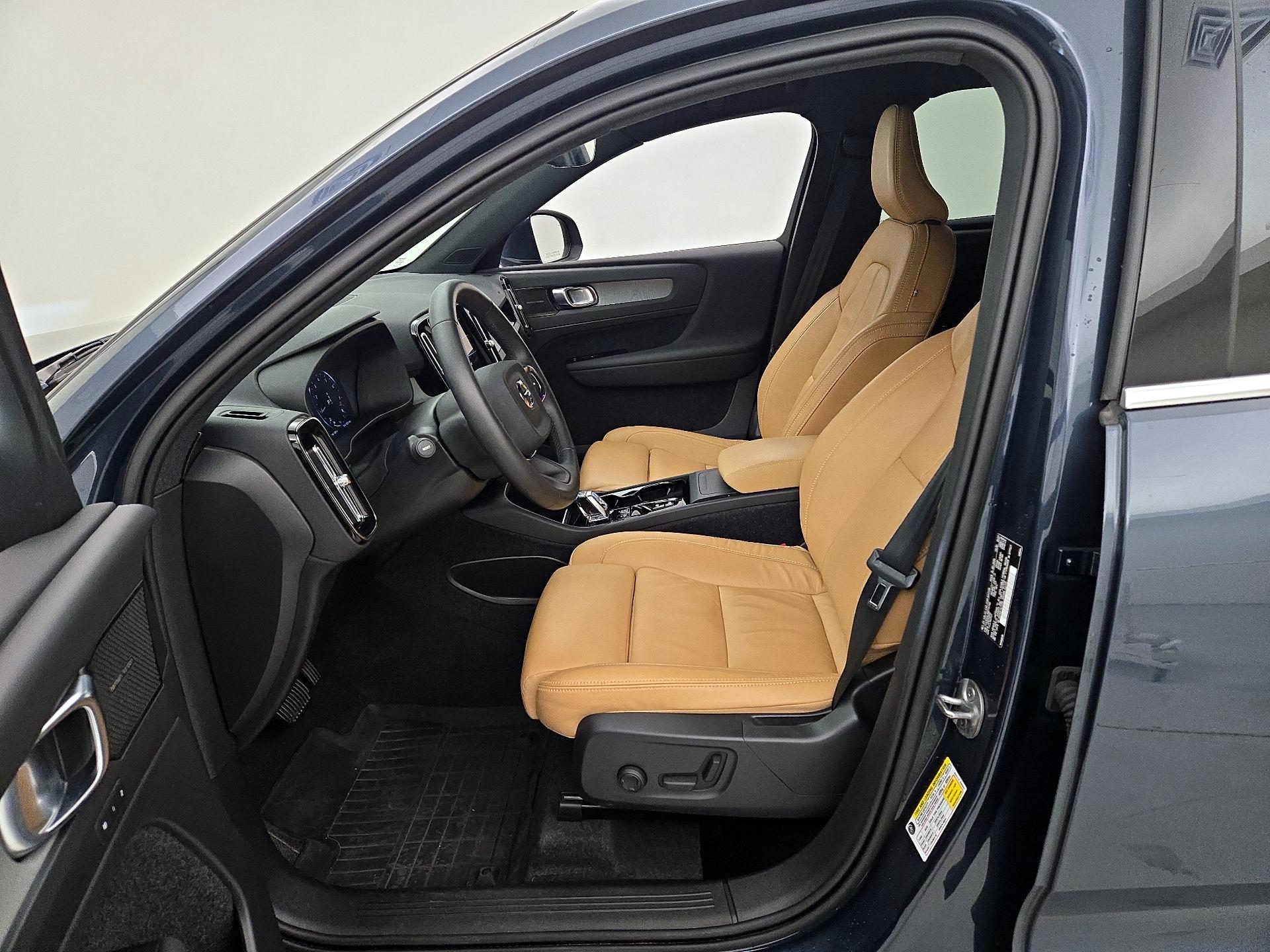 Thumbnail: 2022 Volvo XC40 - 11