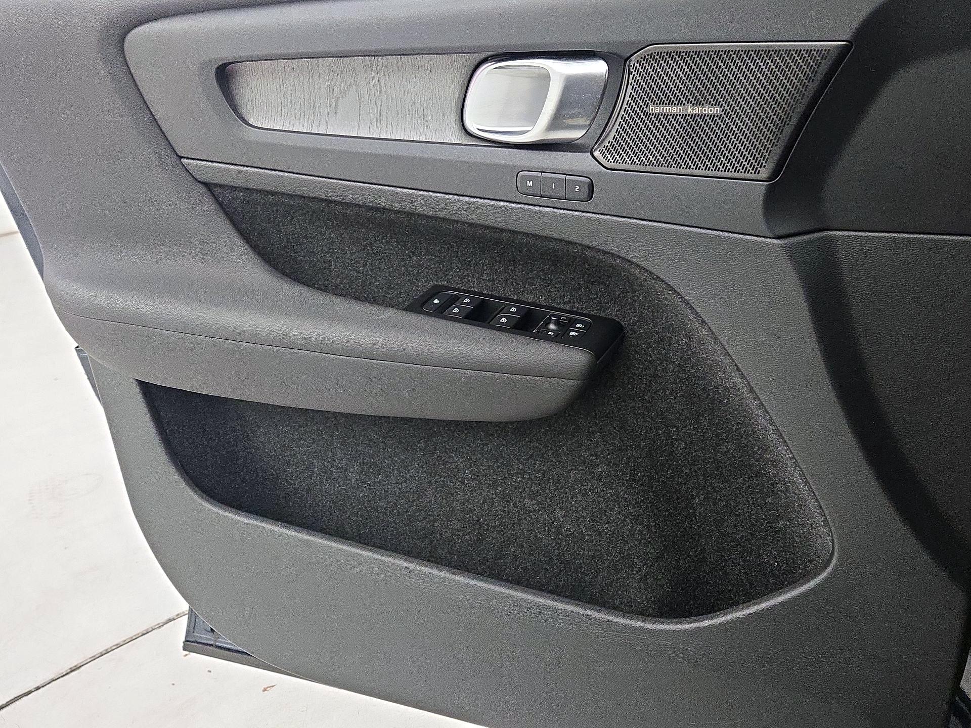 Thumbnail: 2022 Volvo XC40 - 12