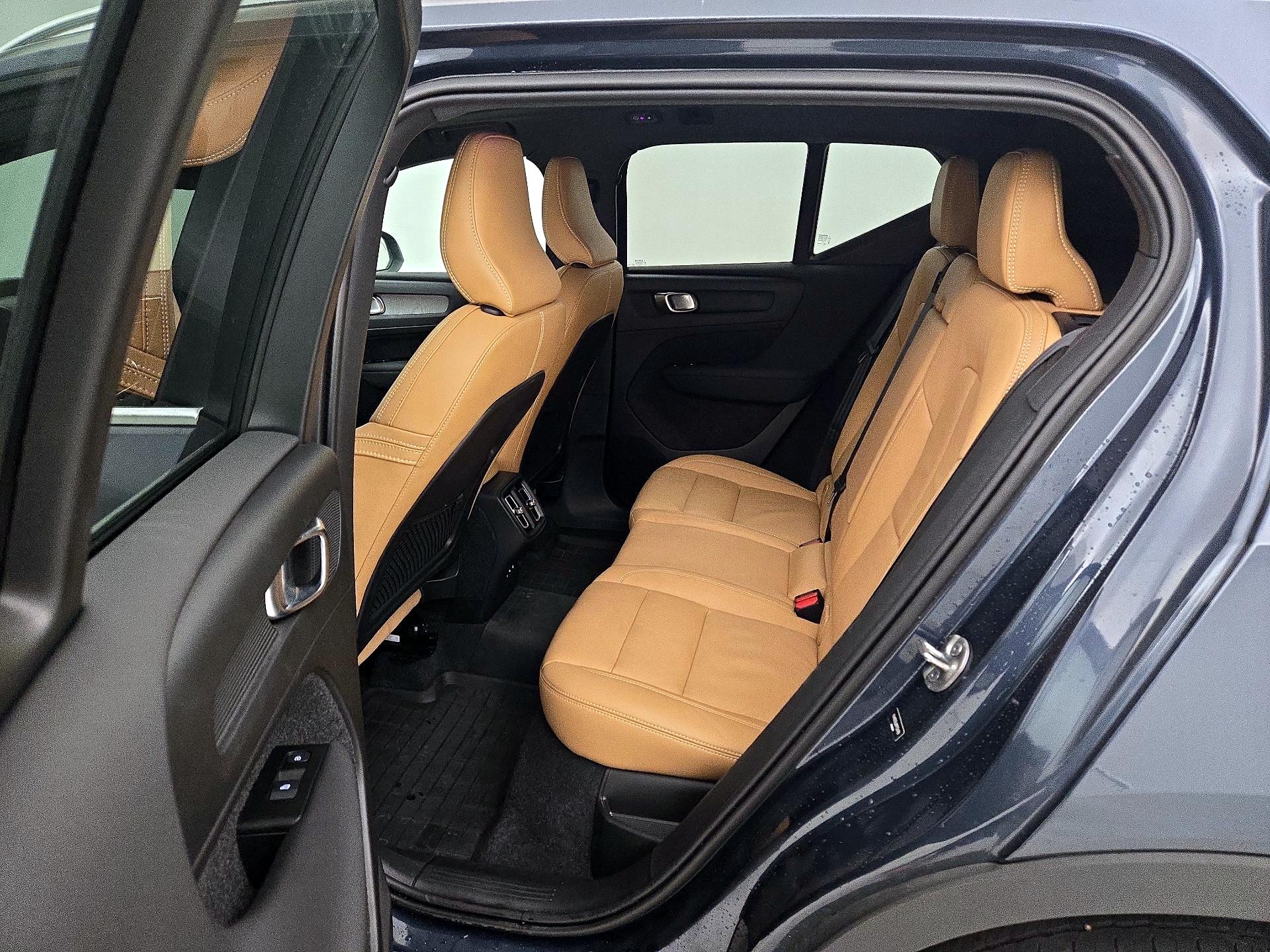 Thumbnail: 2022 Volvo XC40 - 17