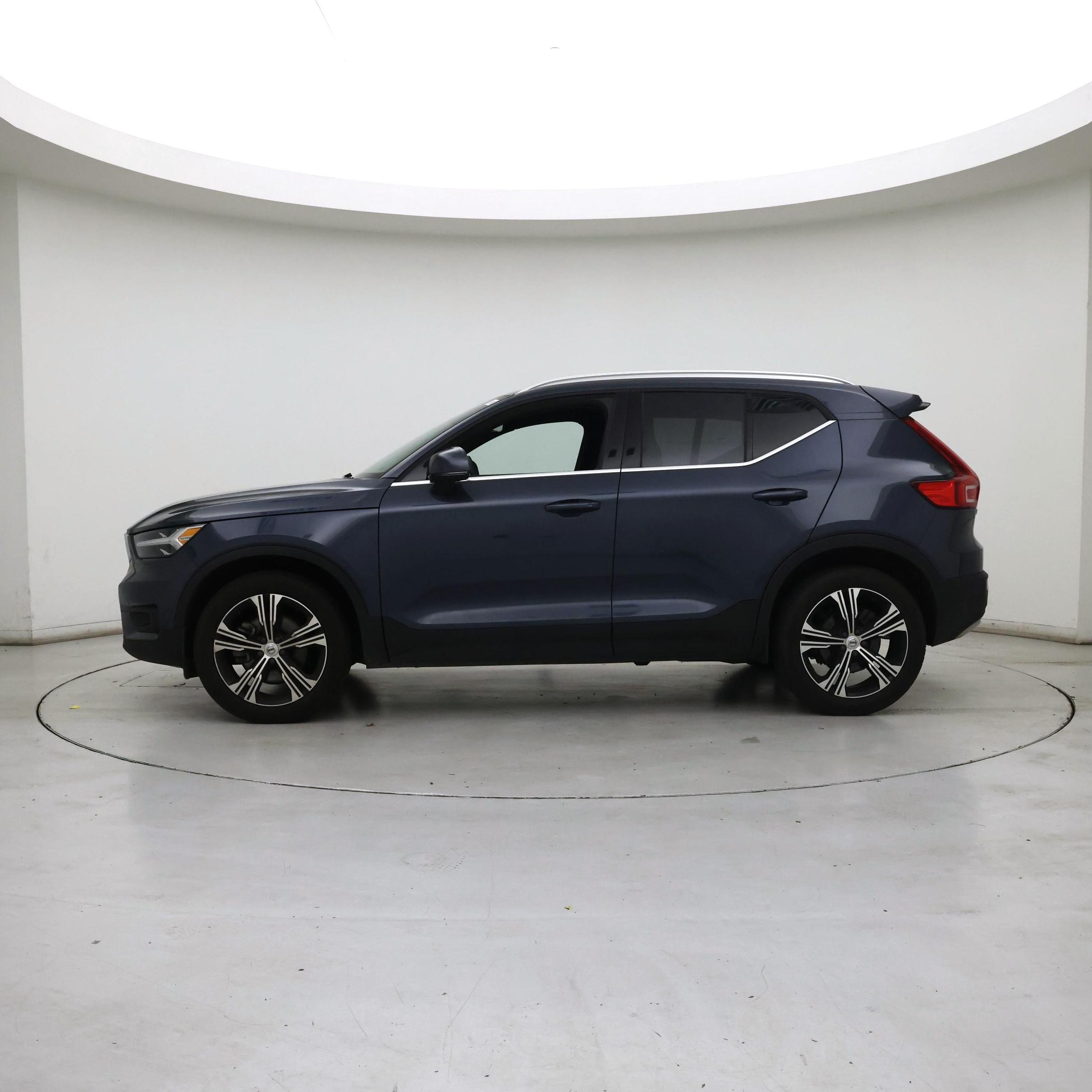 Thumbnail: 2022 Volvo XC40 - 3