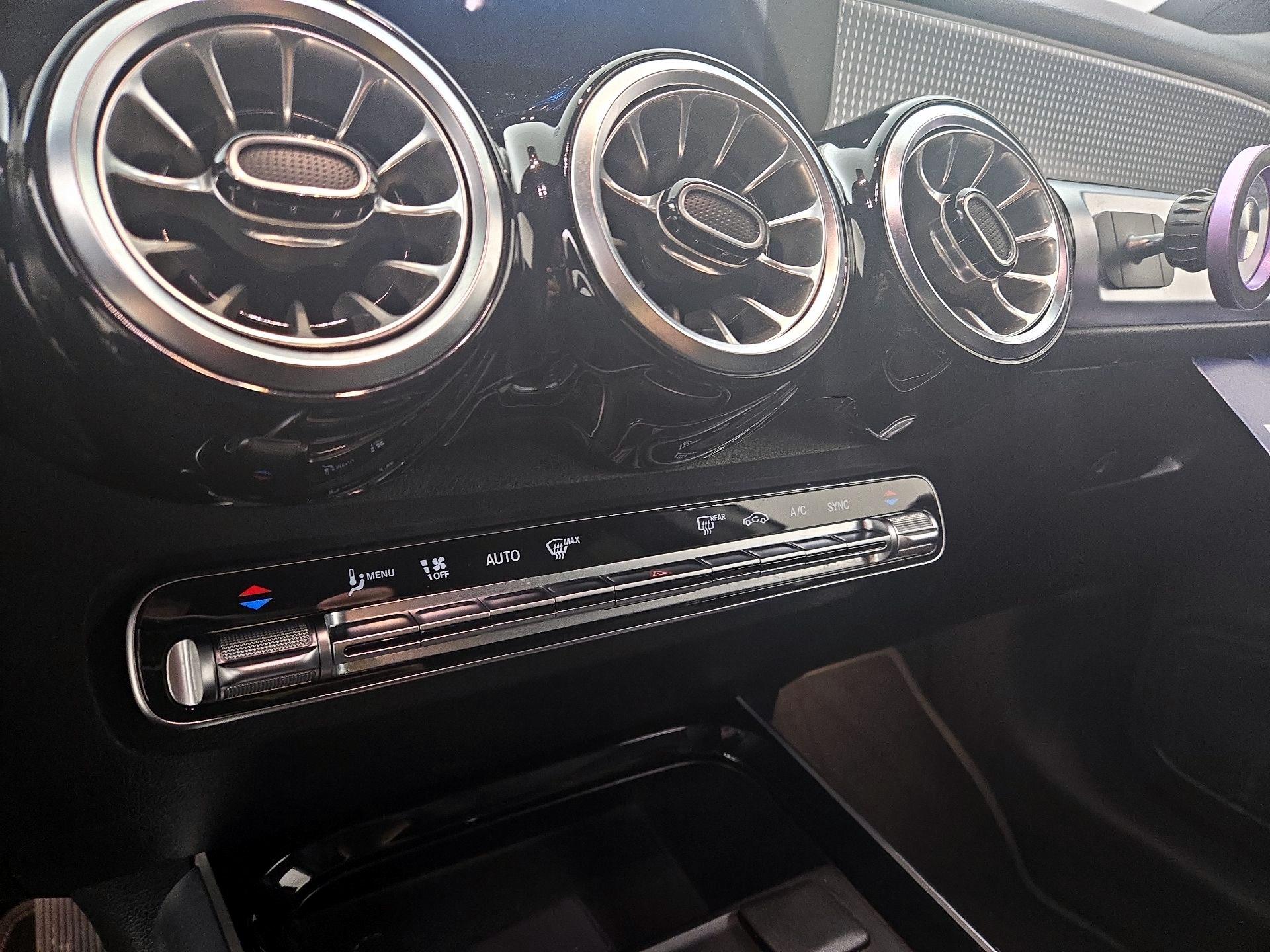 Thumbnail: 2022 Mercedes-Benz GLB - 16