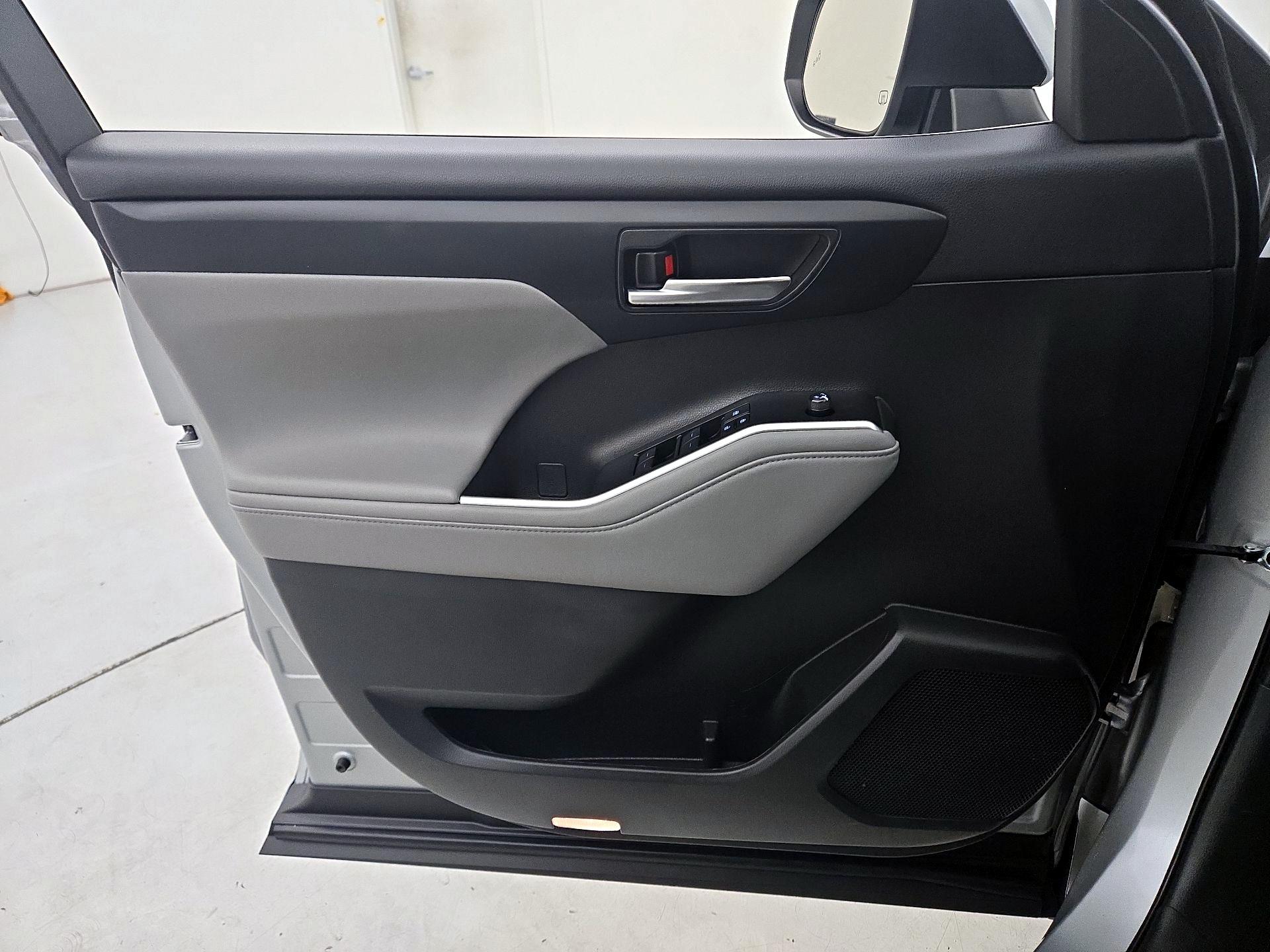 Thumbnail: 2022 Toyota Highlander - 12