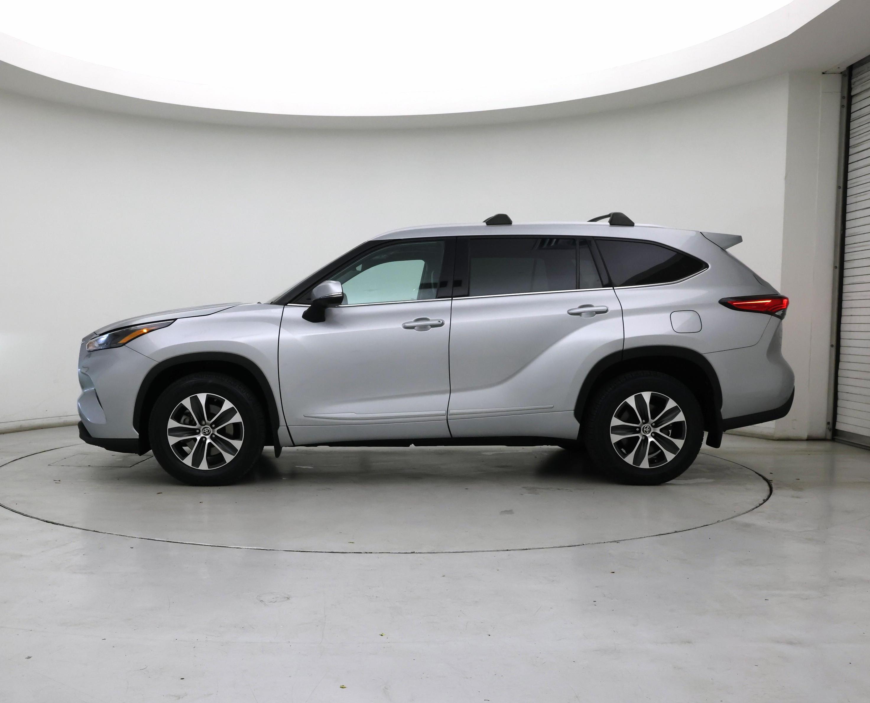 Thumbnail: 2022 Toyota Highlander - 3