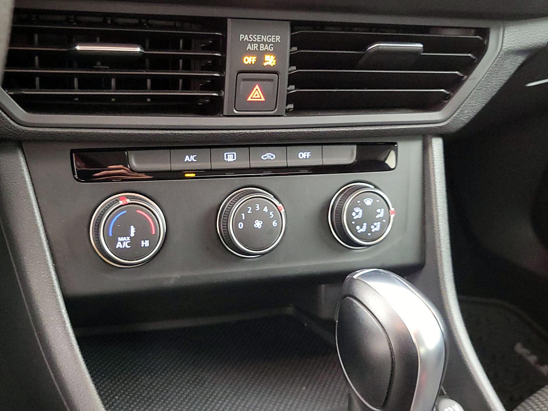 Thumbnail: 2019 Volkswagen Jetta - 16