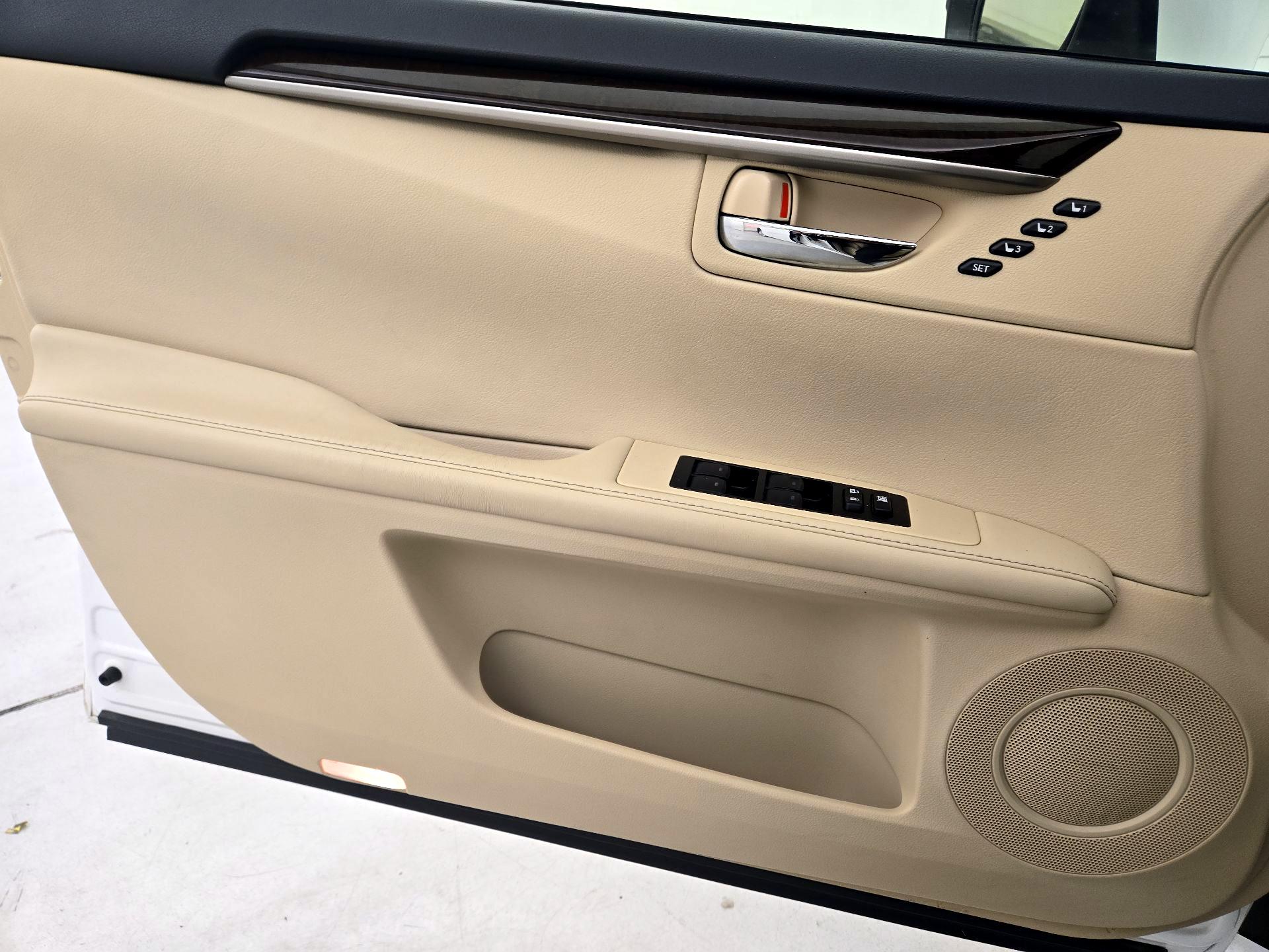 Thumbnail: 2015 Lexus ES - 12