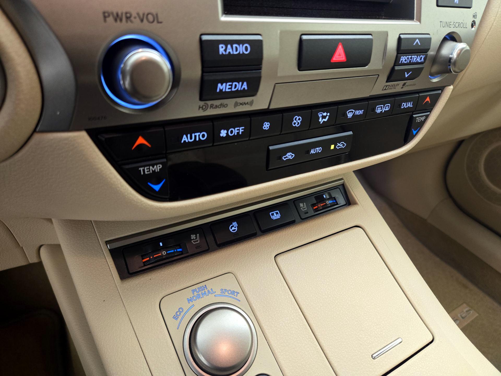 Thumbnail: 2015 Lexus ES - 16