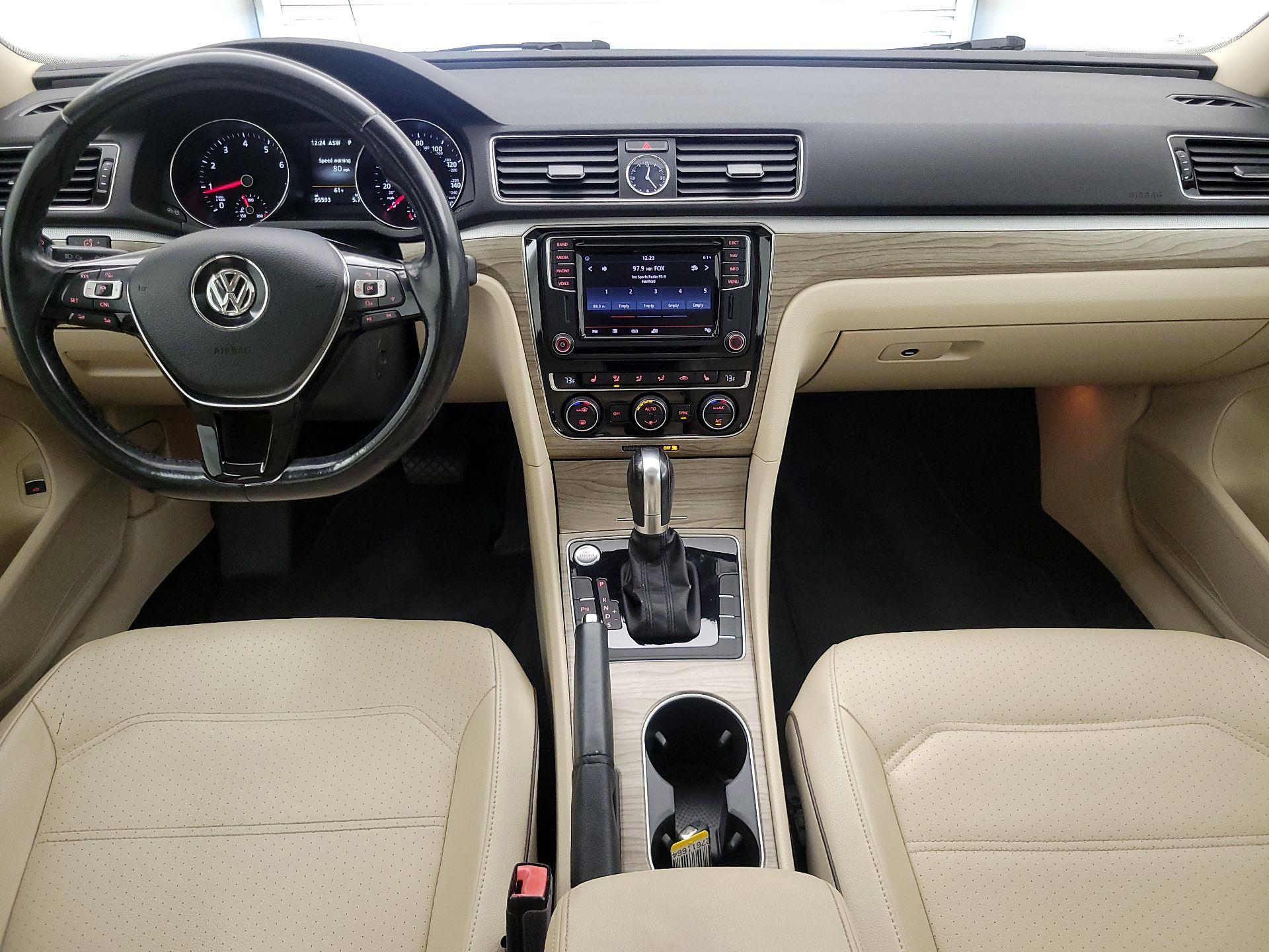 Thumbnail: 2017 Volkswagen Passat - 9