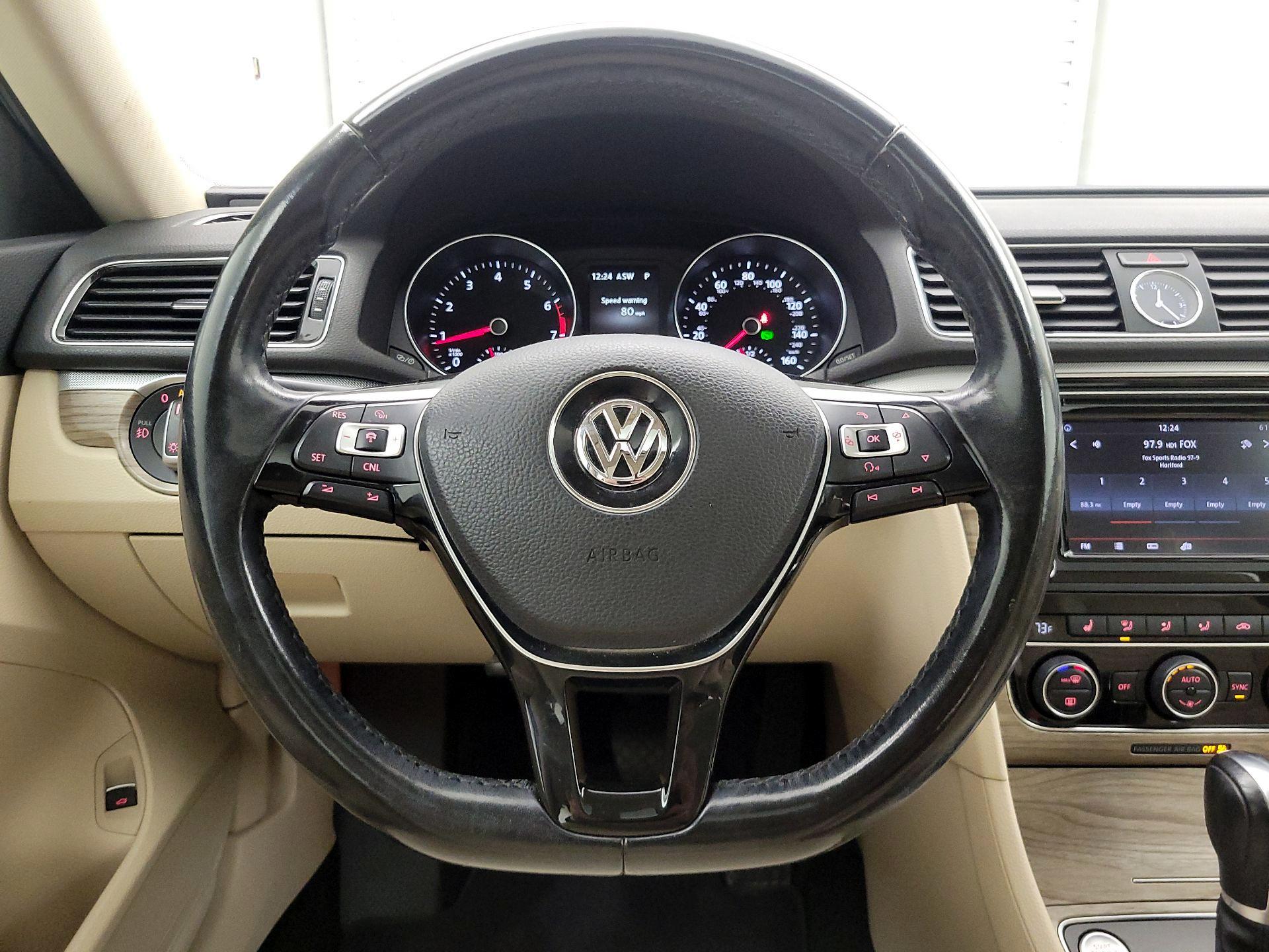 Thumbnail: 2017 Volkswagen Passat - 10