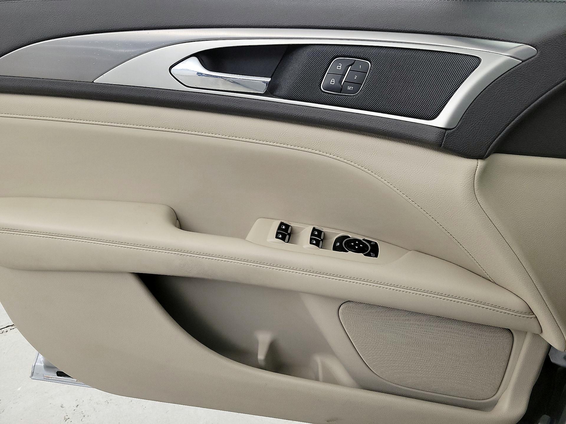 Thumbnail: 2020 Lincoln MKZ - 12